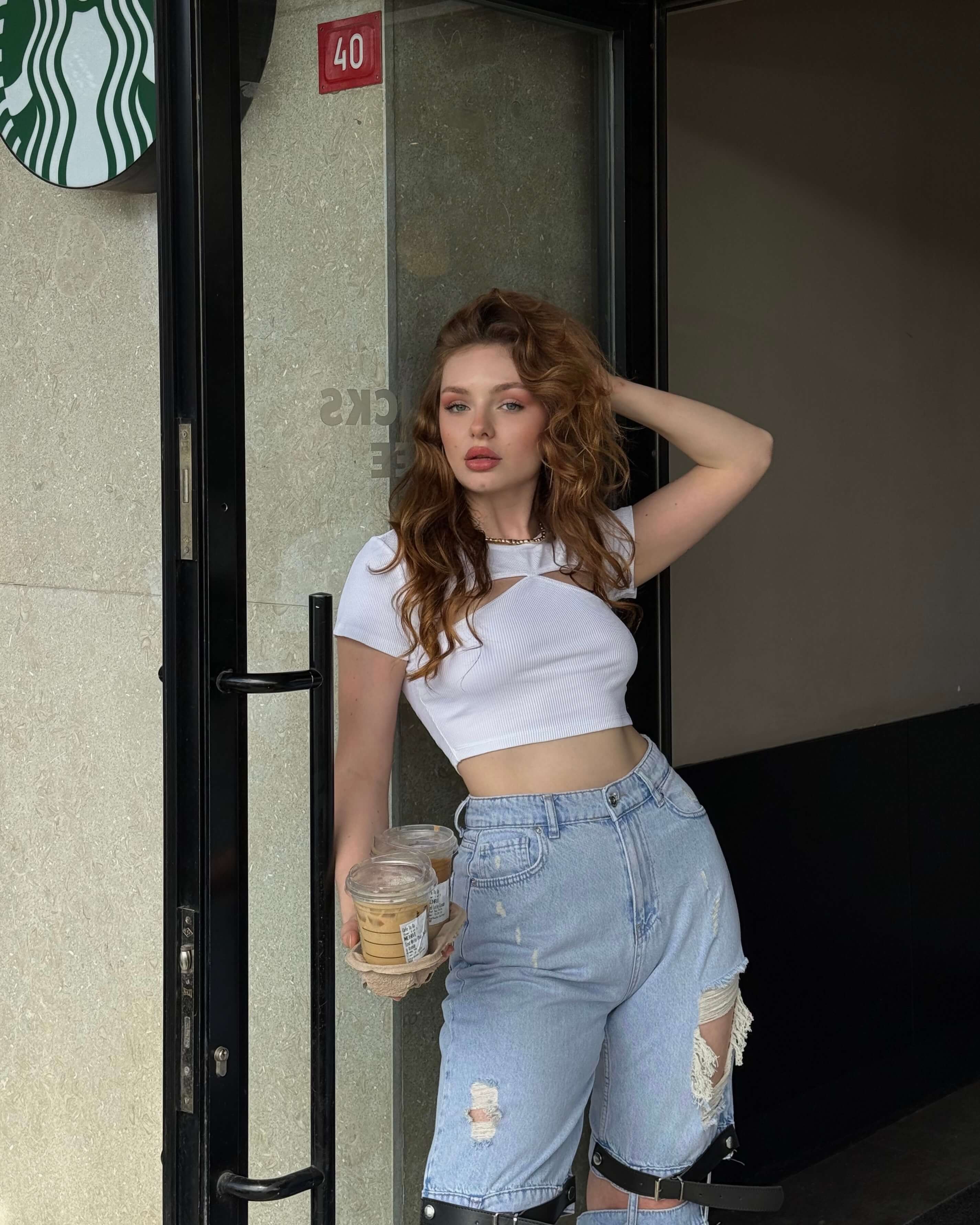 LULA WHITE FİTİLLİ PENCERE DETAY CROP