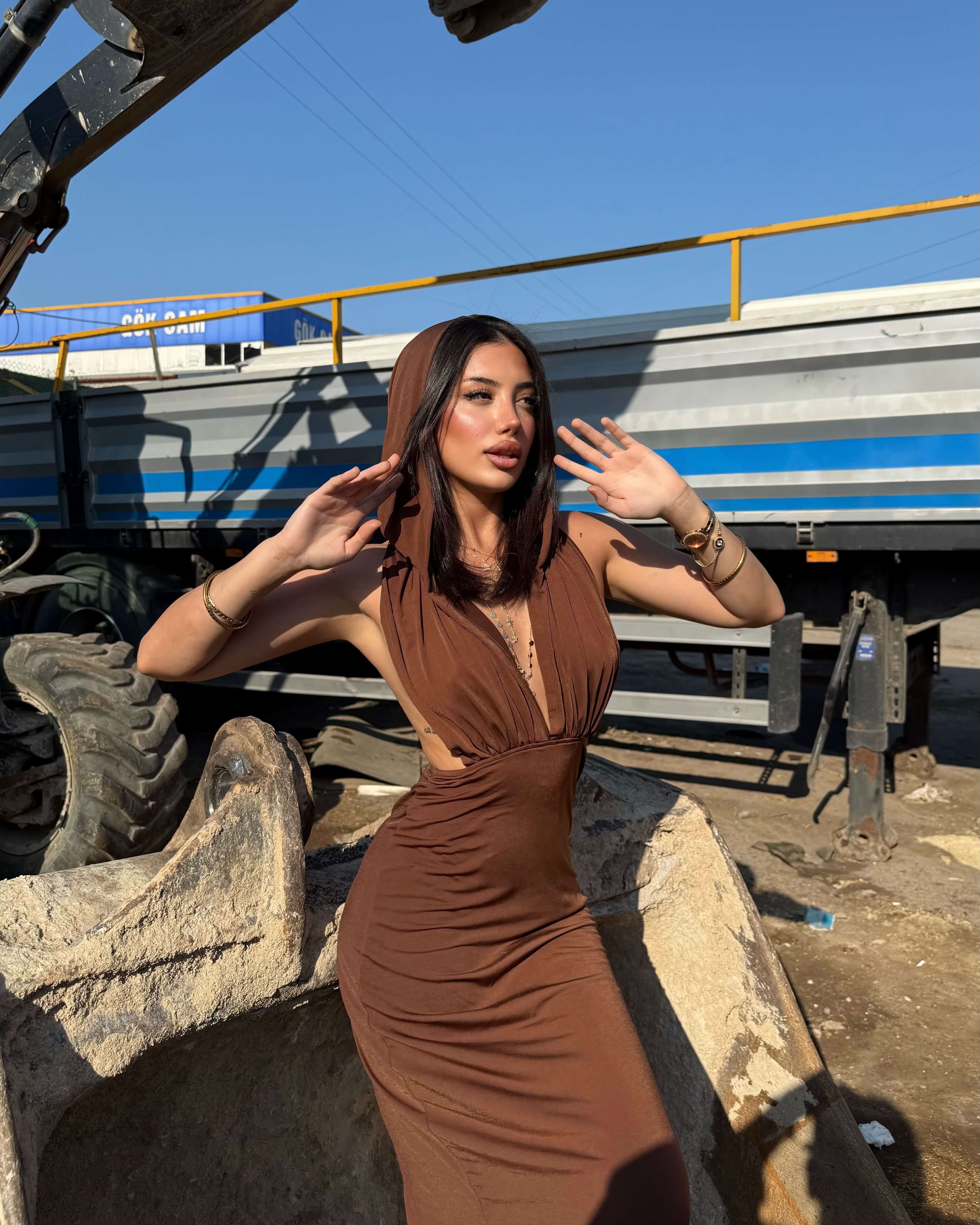 PEERL BROWN SIRTI AÇIK KAPÜŞONLU ELBİSE