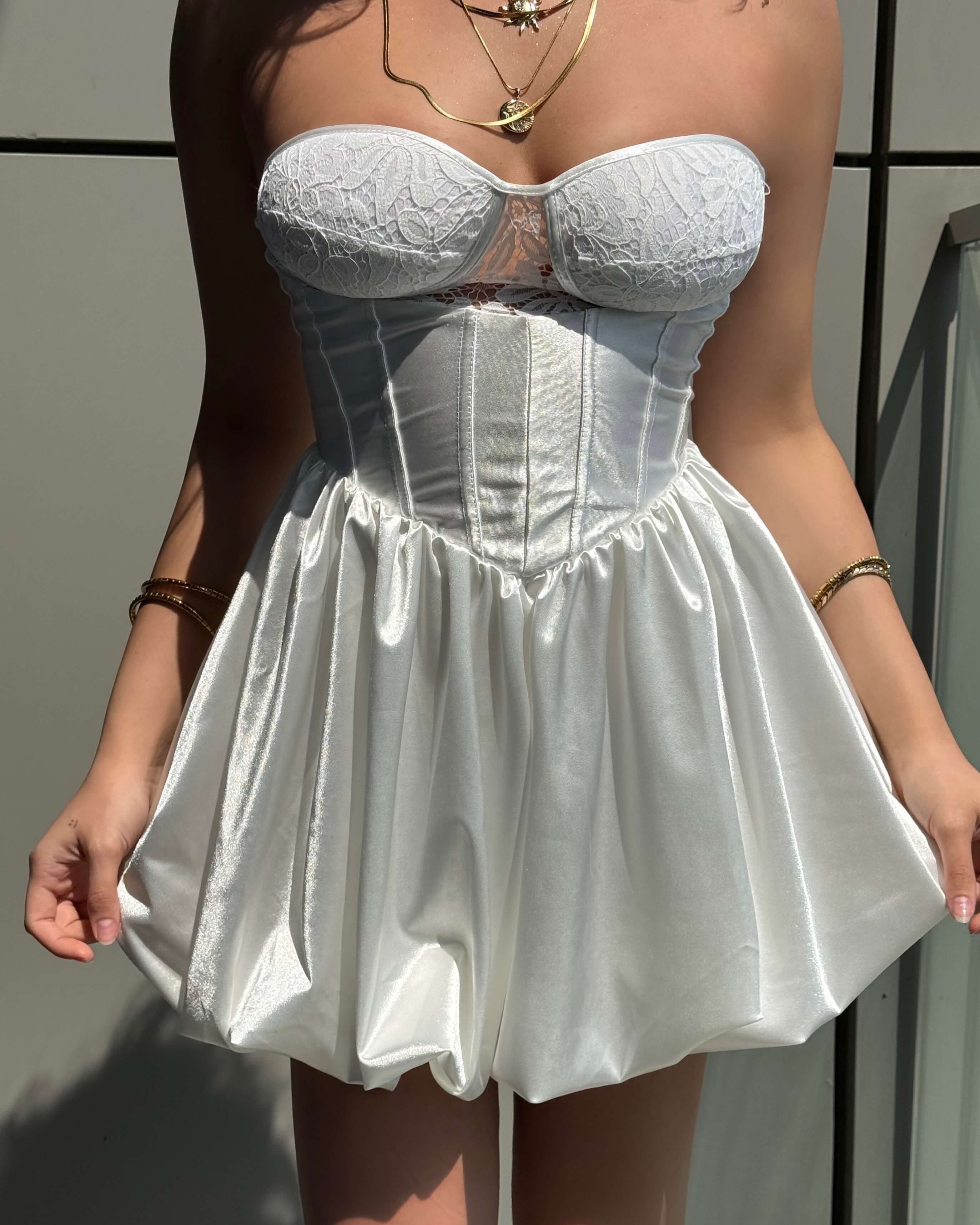 NASTY WHITE GÖĞÜS DANTEL DETAY PİLELİ ELBİSE