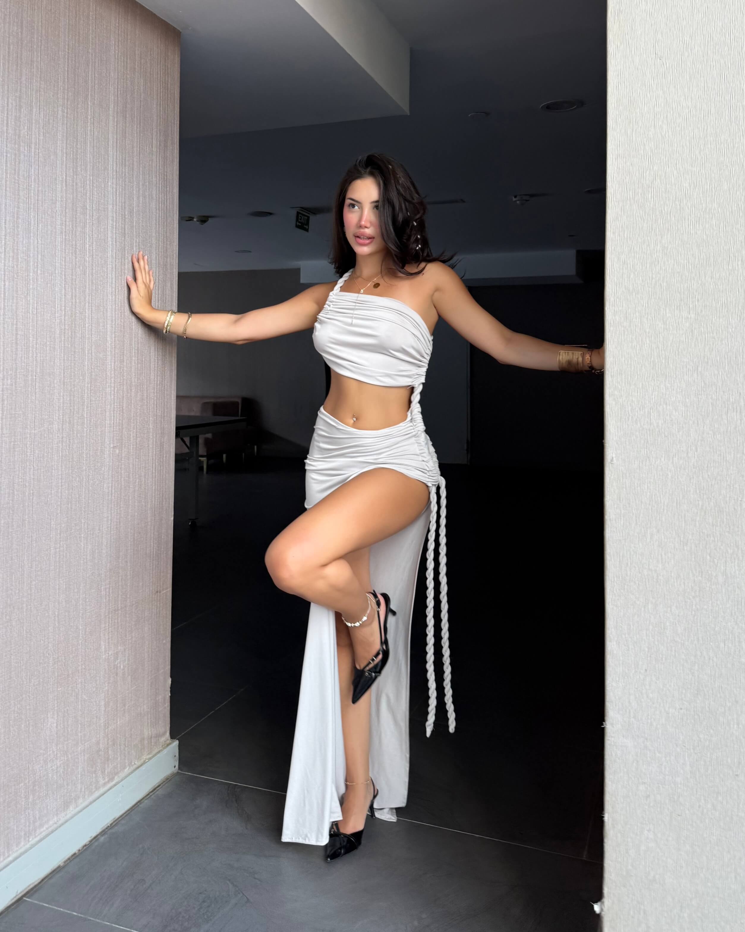 ADRIAT BEIGE BOYUNDAN GEÇİRMELİ ÖRGÜLÜ ELBİSE