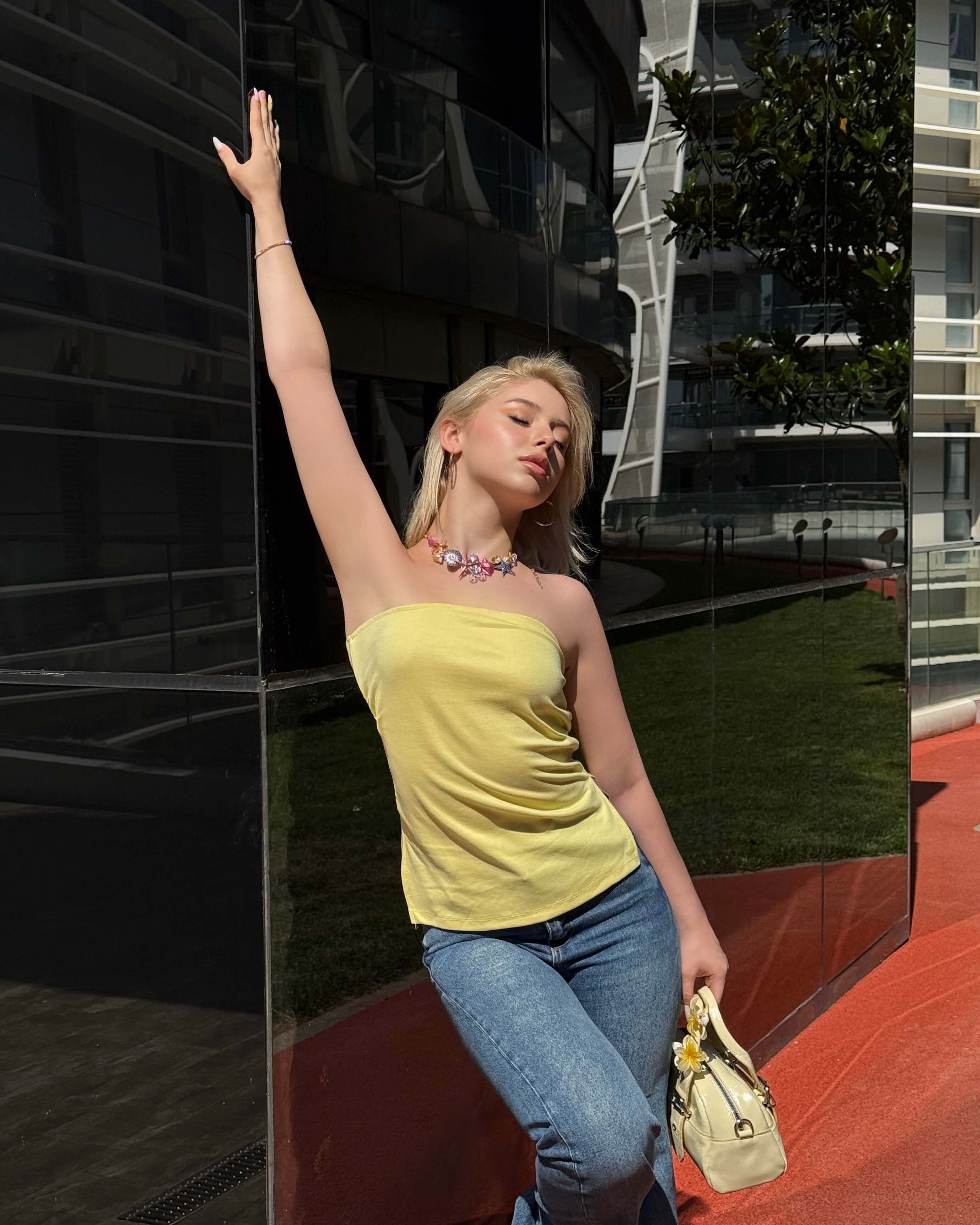 SOFIA YELLOW STRAPLEZ YAN BÜZGÜLÜ YIRTMAÇLI BLUZ
