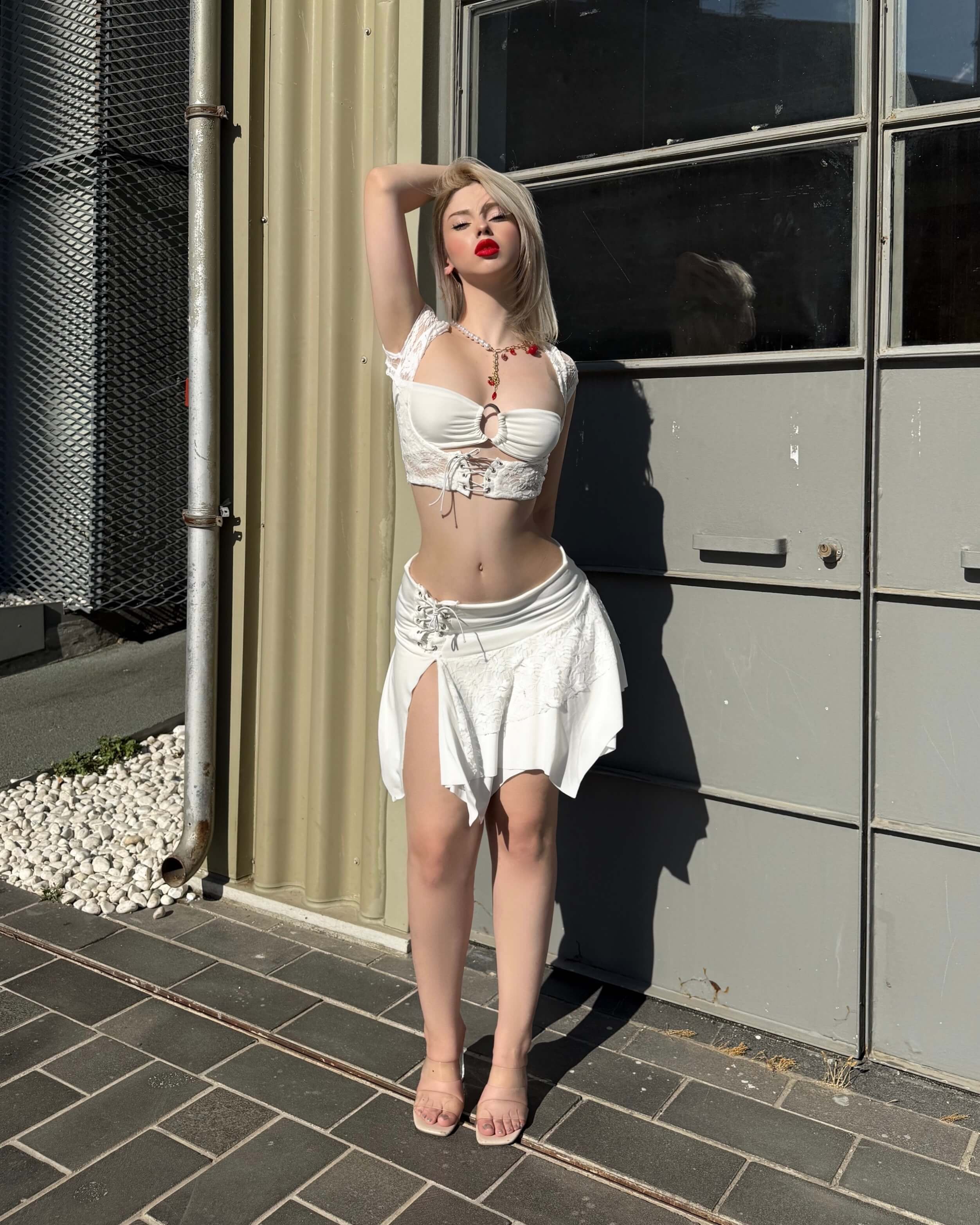 IZZY WHITE DANTEL DETAYLI ETEK CROP TAKIM