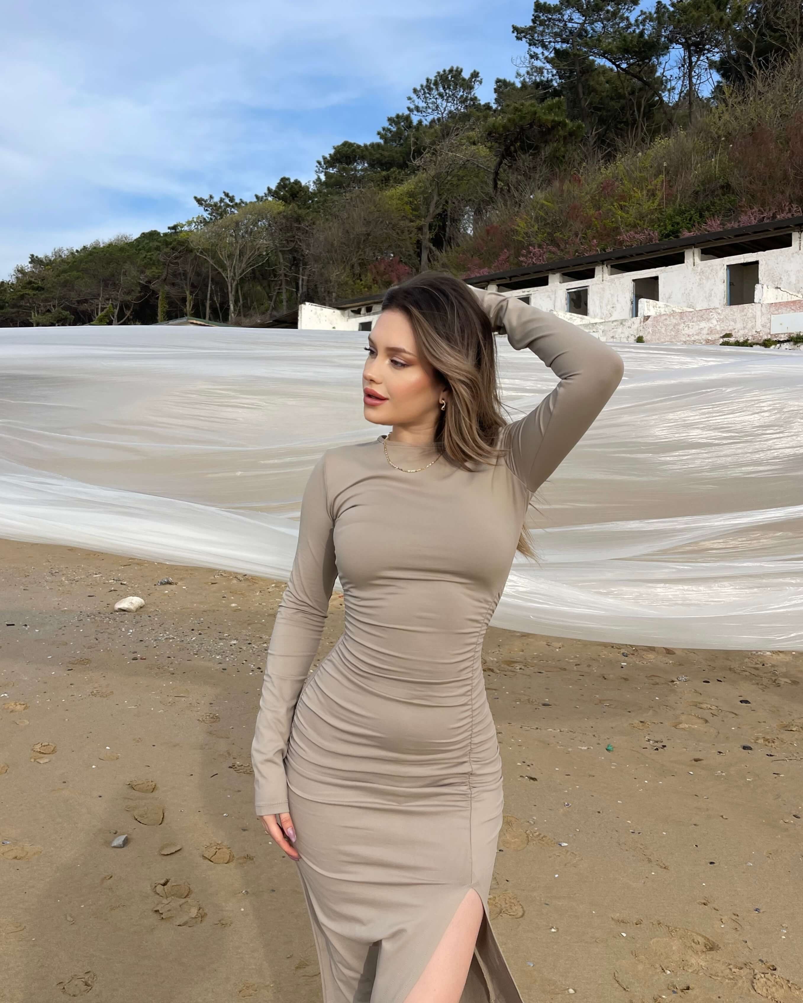 HEALVY BEIGE BÜZGÜ DETAY YIRTMAÇLI ELBİSE