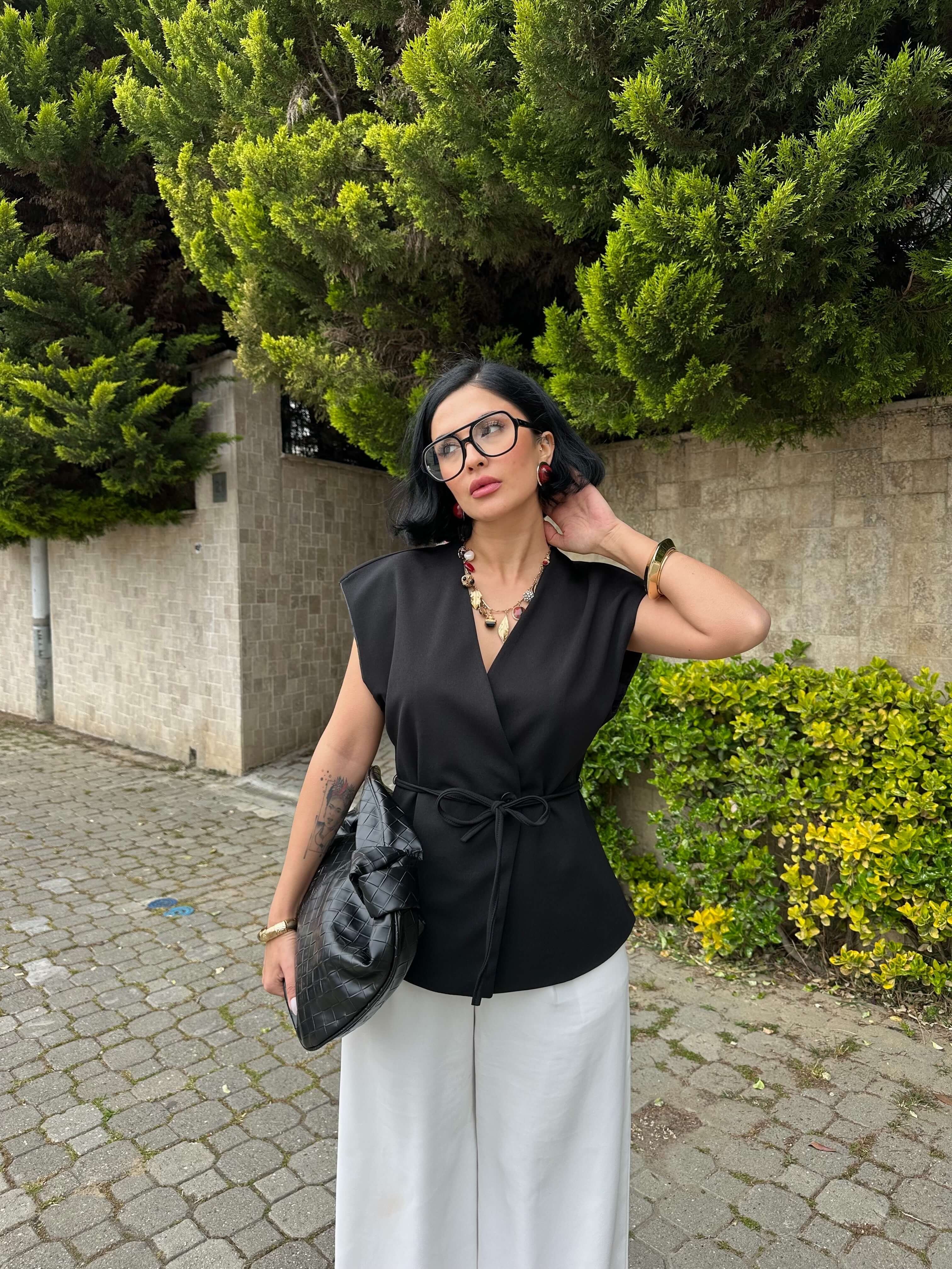 NERKEA BLACK ÖN BAĞLAMALI YELEK