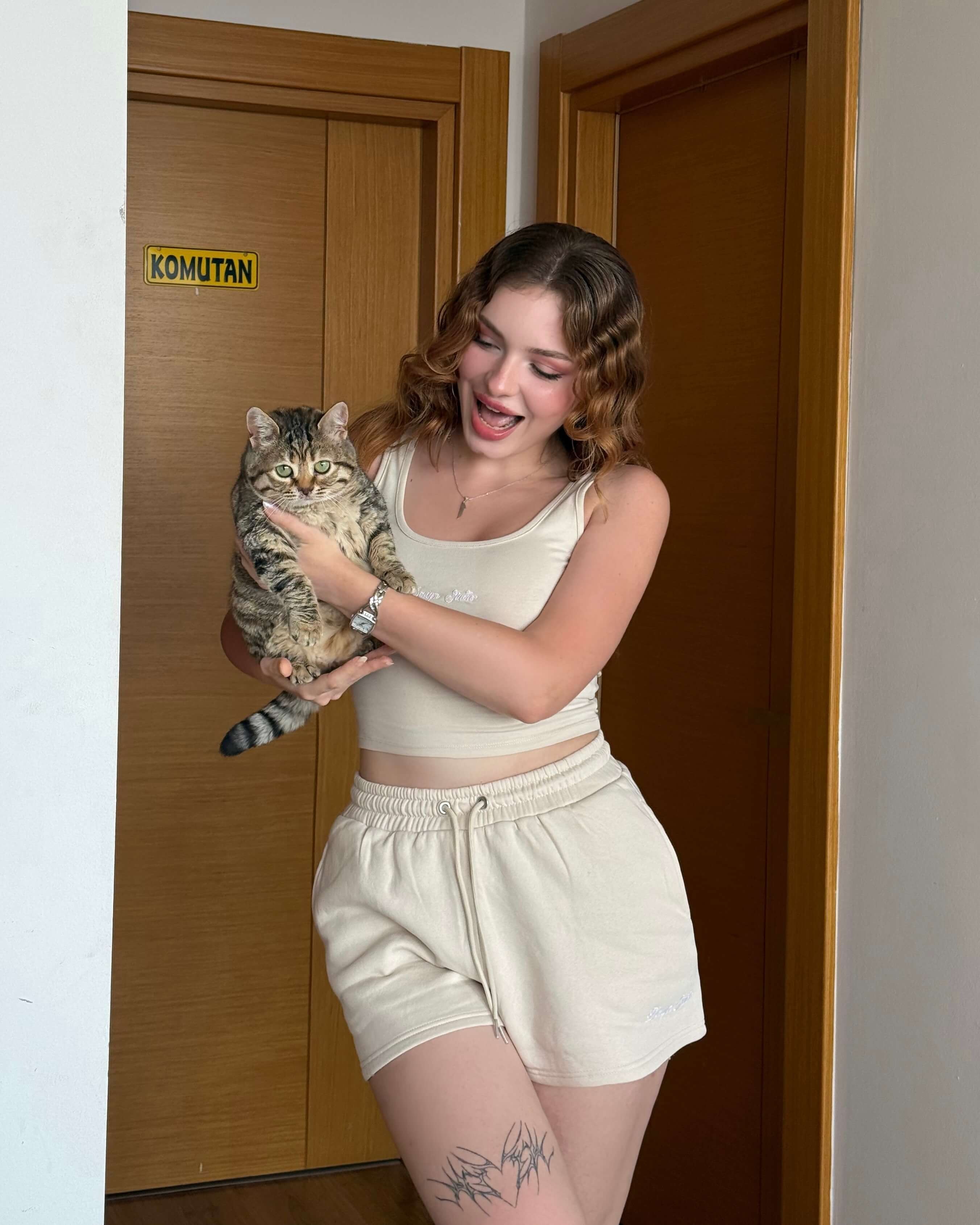 GUNVEL BEIGE SIFIR KOL CROP ŞORT TAKIM