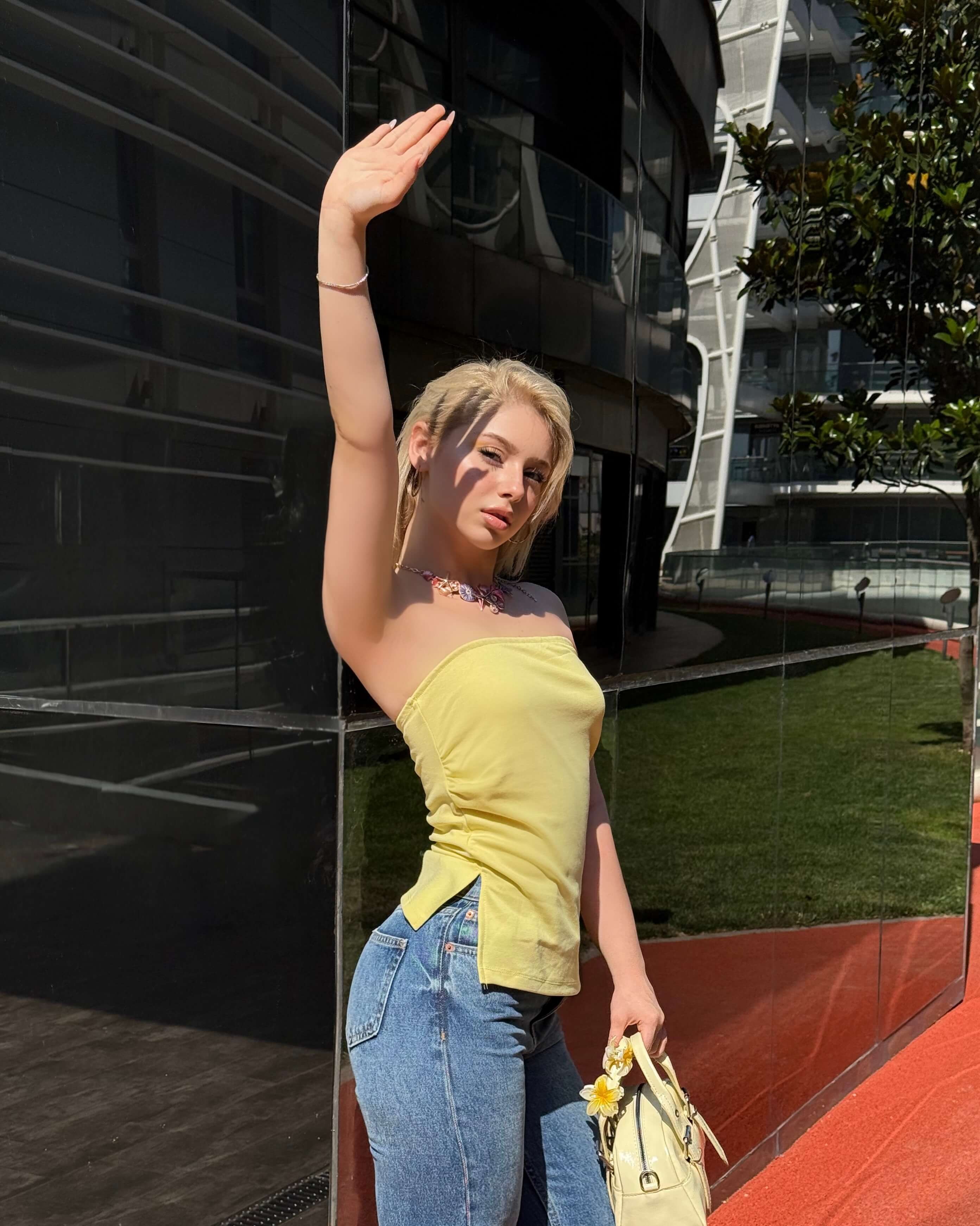 SOFIA YELLOW STRAPLEZ YAN BÜZGÜLÜ YIRTMAÇLI BLUZ