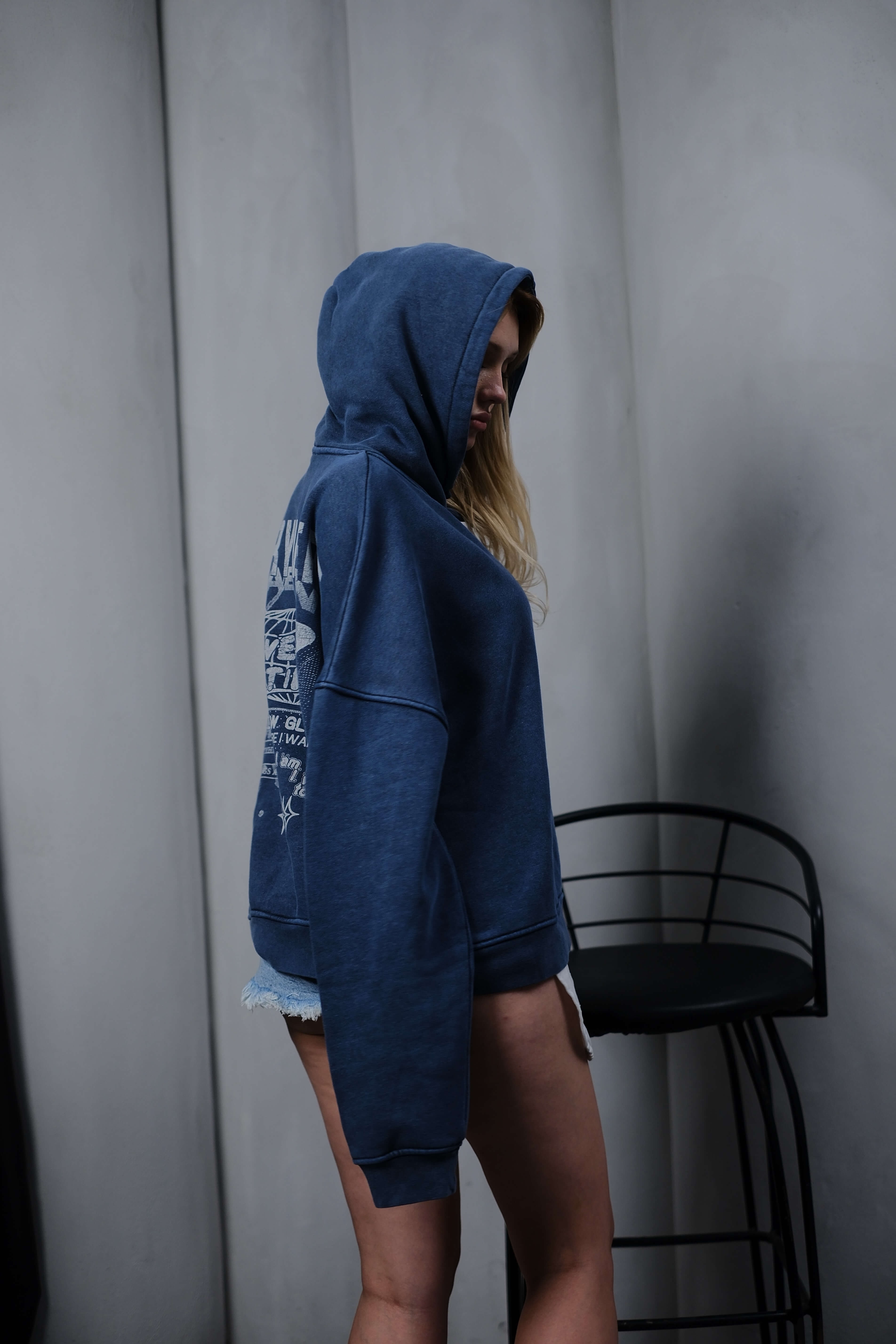 EVERYWHERE BLUE YAZI DETAYLI KAPÜŞONLU SWEATSHİRT 