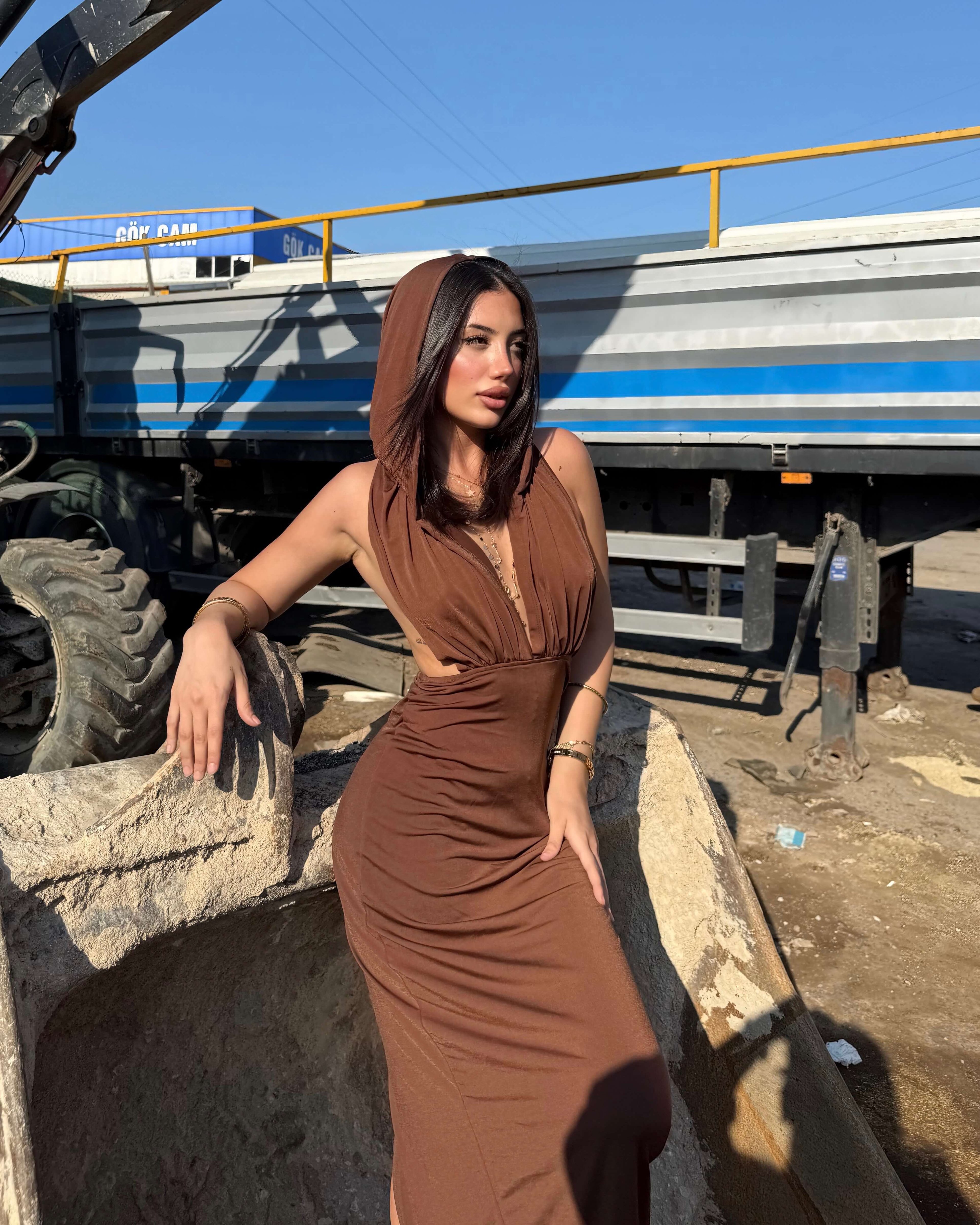 PEERL BROWN SIRTI AÇIK KAPÜŞONLU ELBİSE