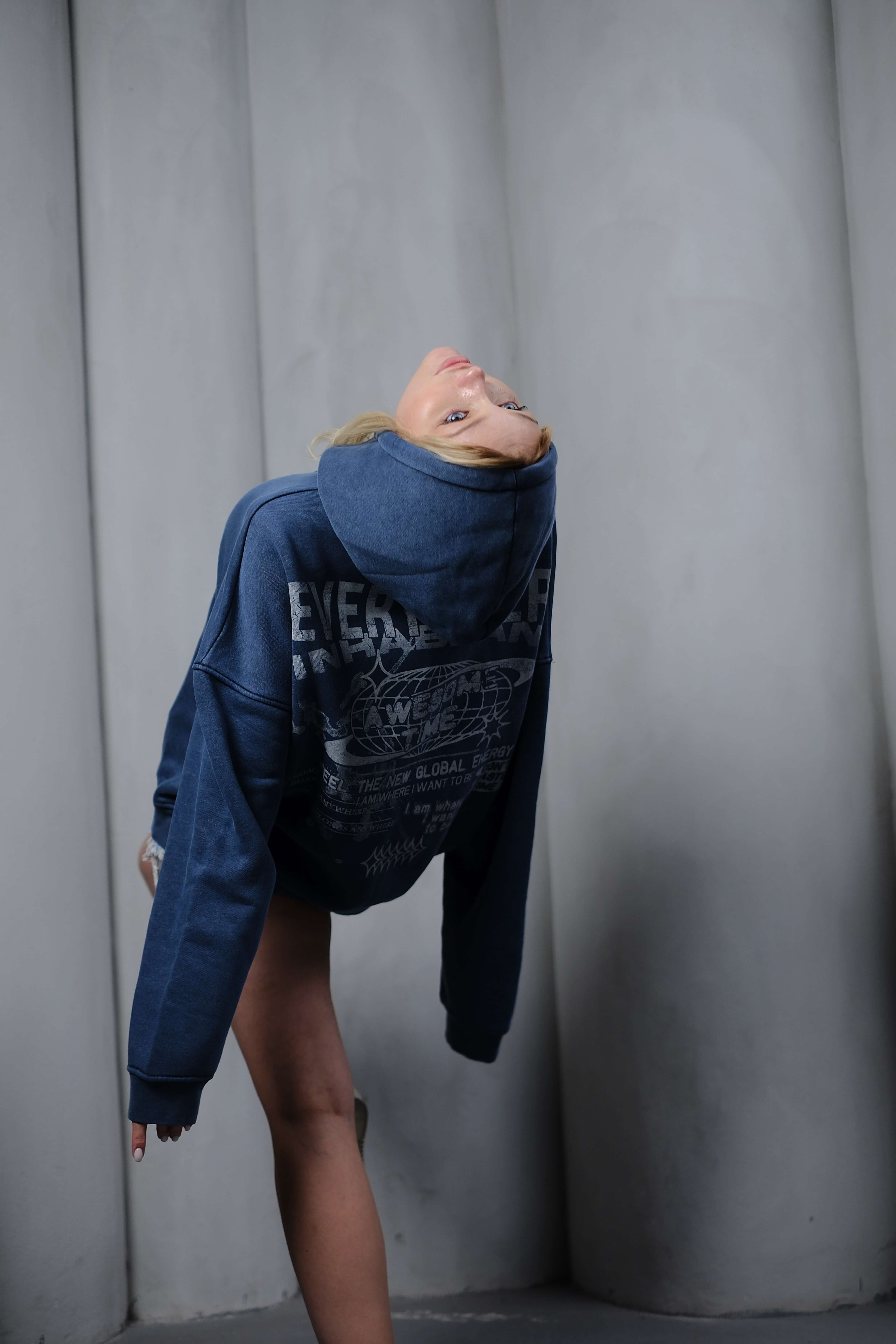 EVERYWHERE BLUE YAZI DETAYLI KAPÜŞONLU SWEATSHİRT 