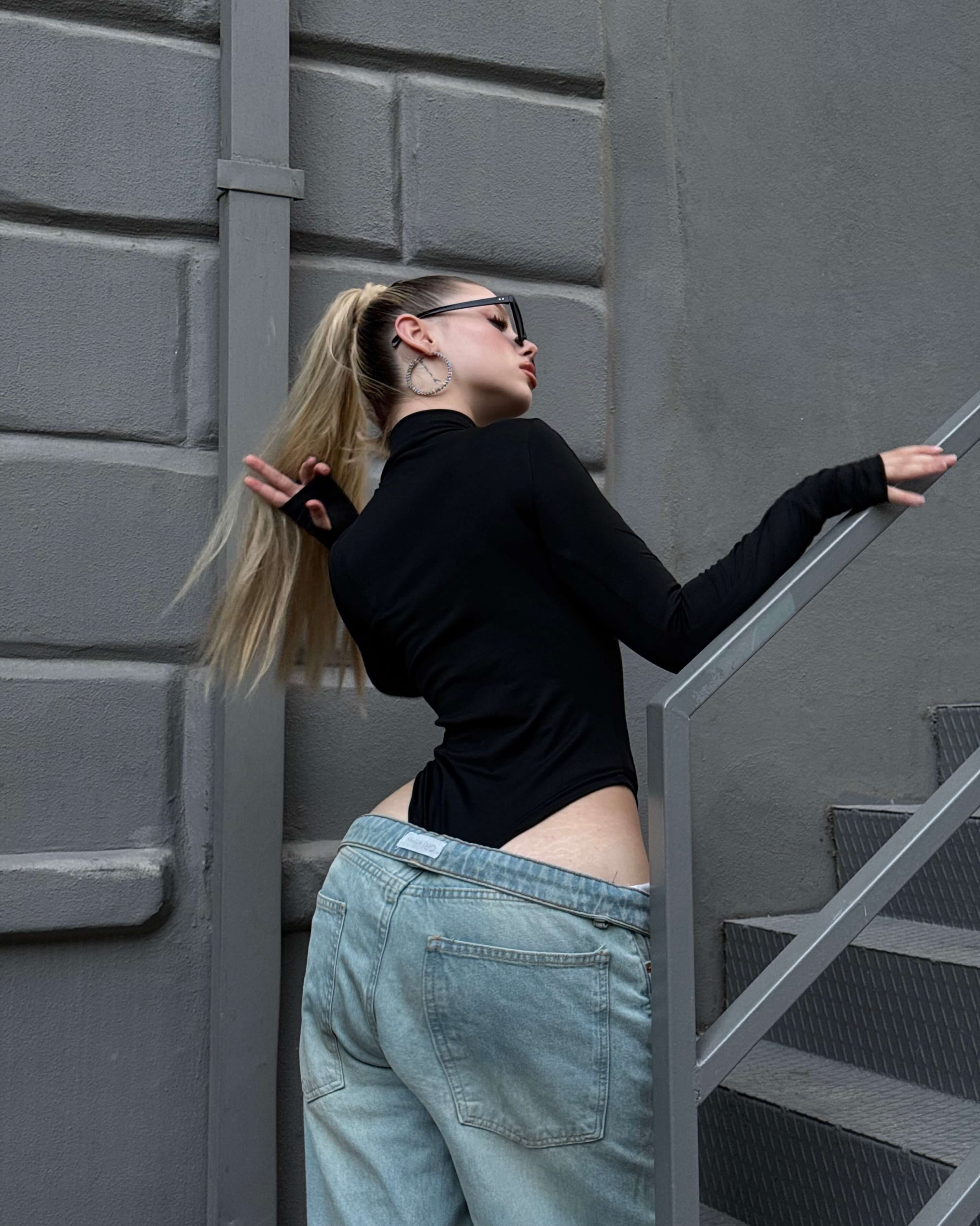DİANA BLACK BALIKÇI YAKA PARMAK GEÇİRMELİ BODYSUİT 