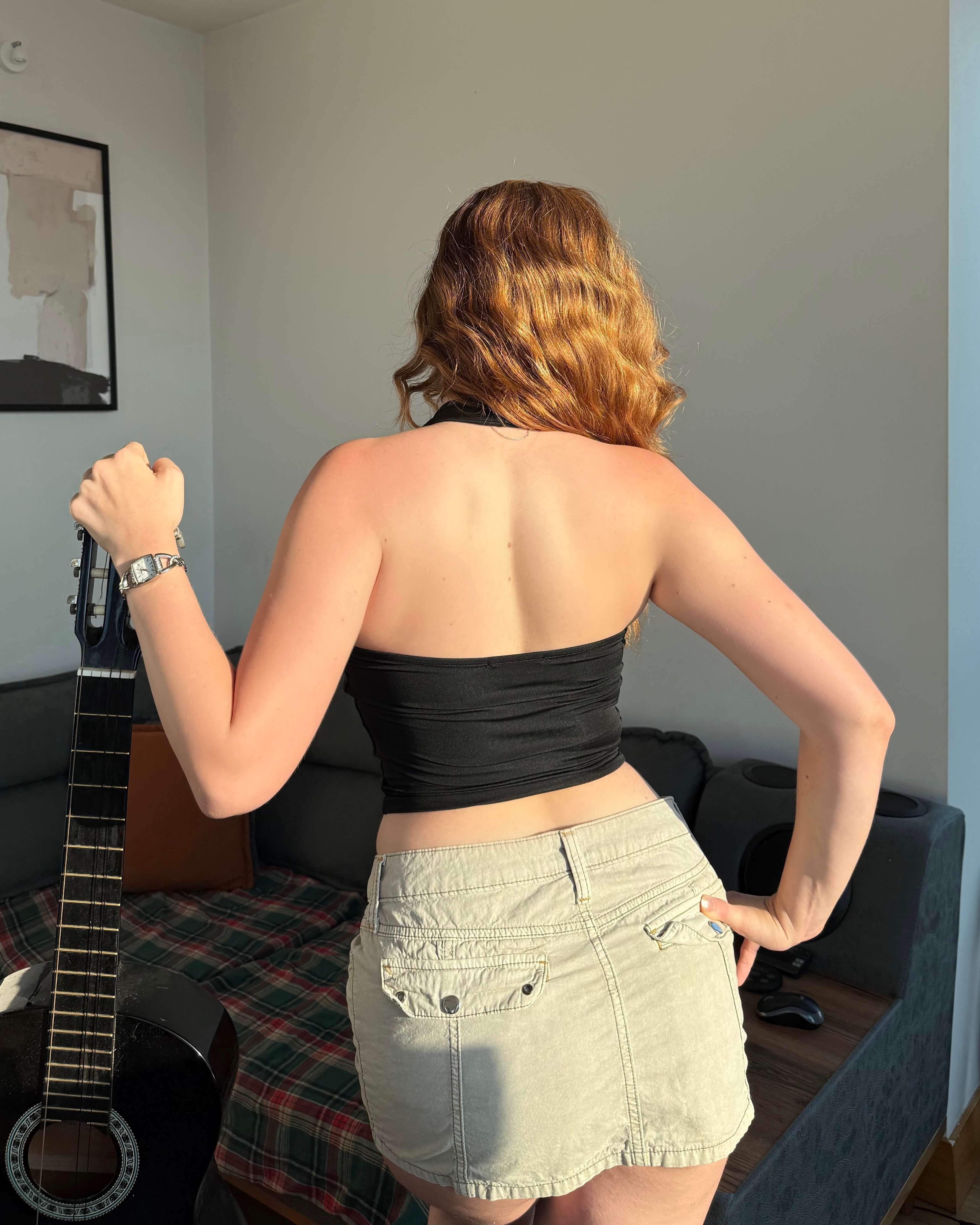 VADEIT BLACK BOYUNDAN GEÇİRMELİ CROP