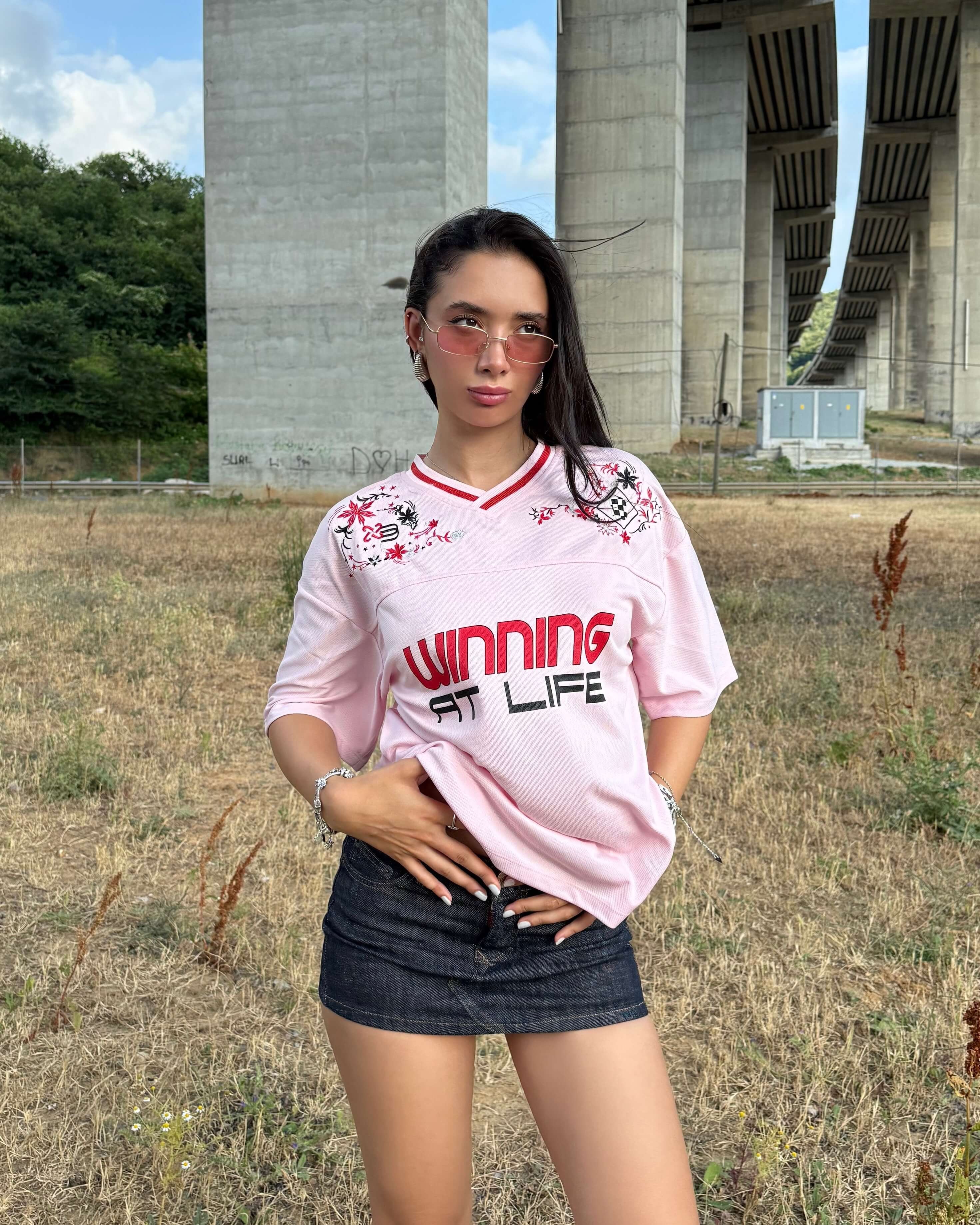 AZKA PINK NAKIŞ DETAY V YAKA T-SHIRT