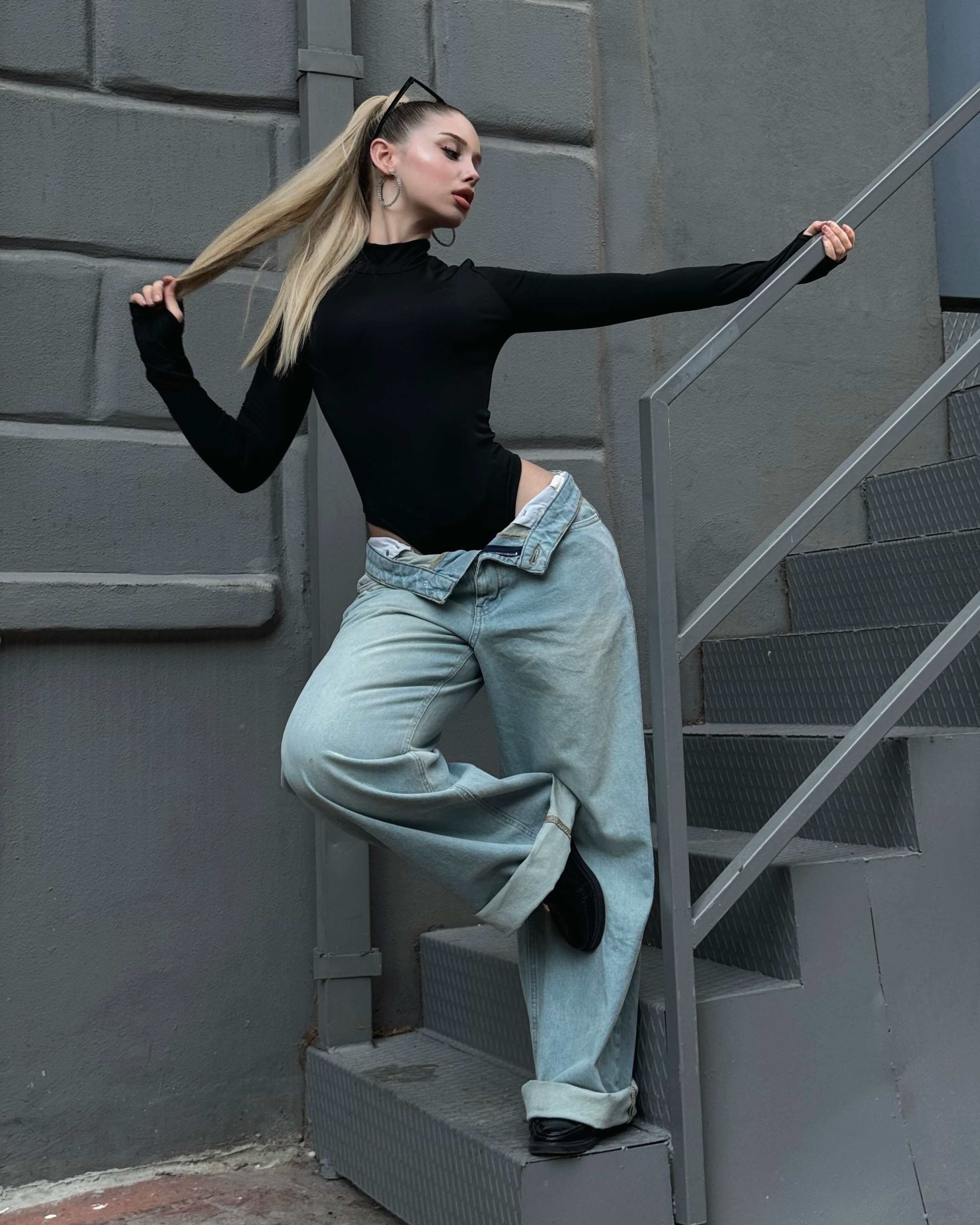 DİANA BLACK BALIKÇI YAKA PARMAK GEÇİRMELİ BODYSUİT 