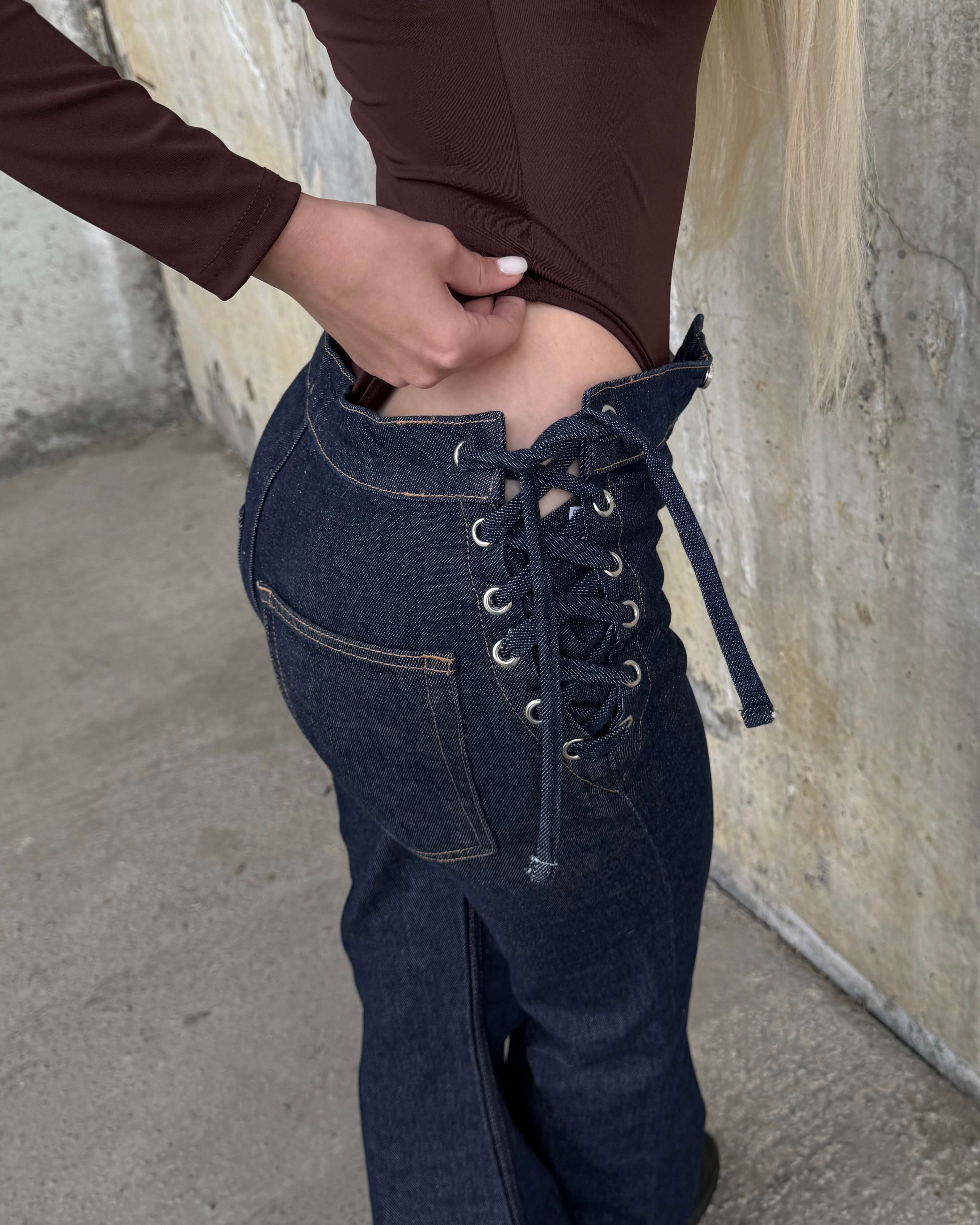 VİCKİ DARK BLUE BAĞCIK DETAYLI JEAN 