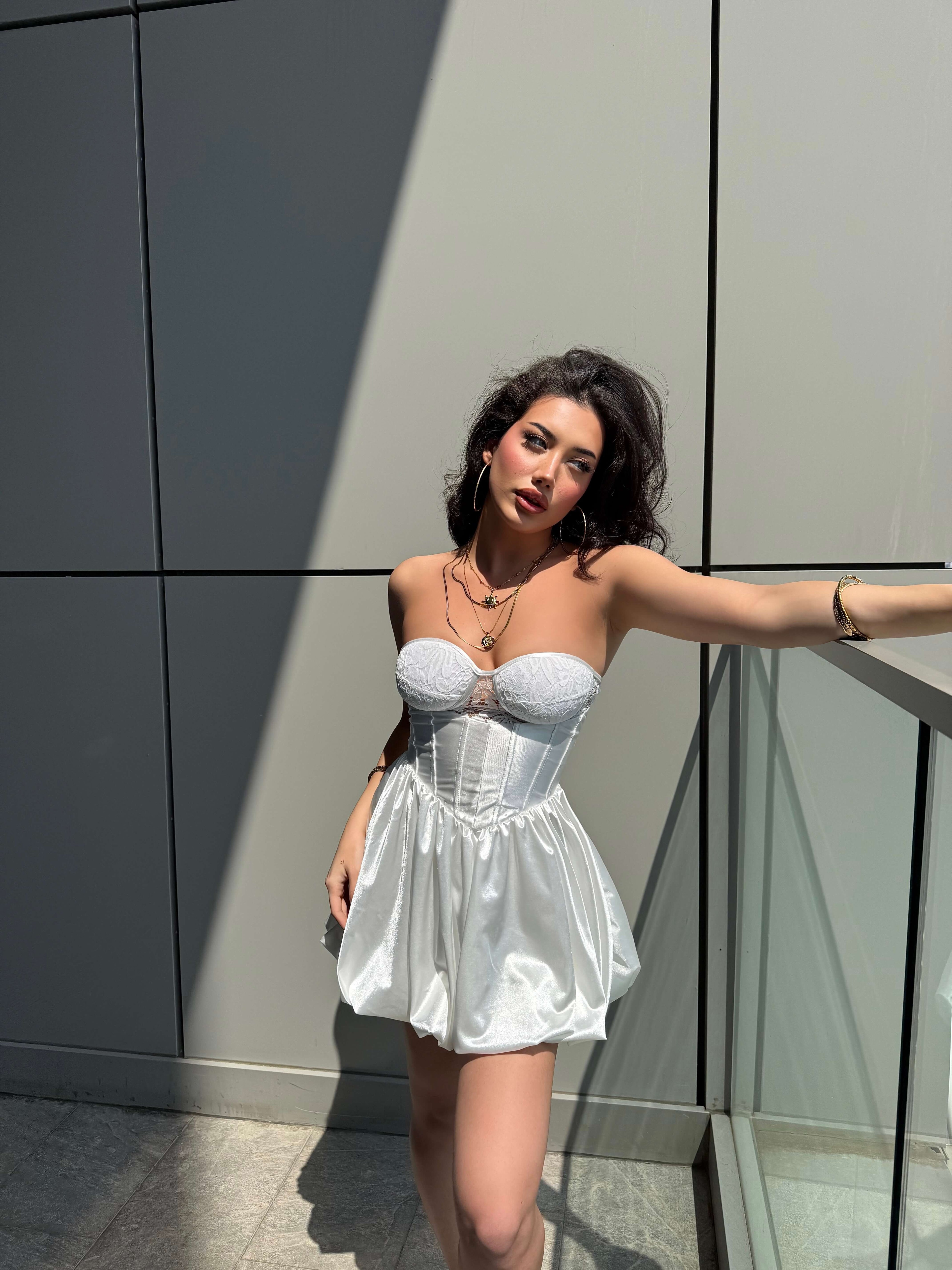 NASTY WHITE GÖĞÜS DANTEL DETAY PİLELİ ELBİSE