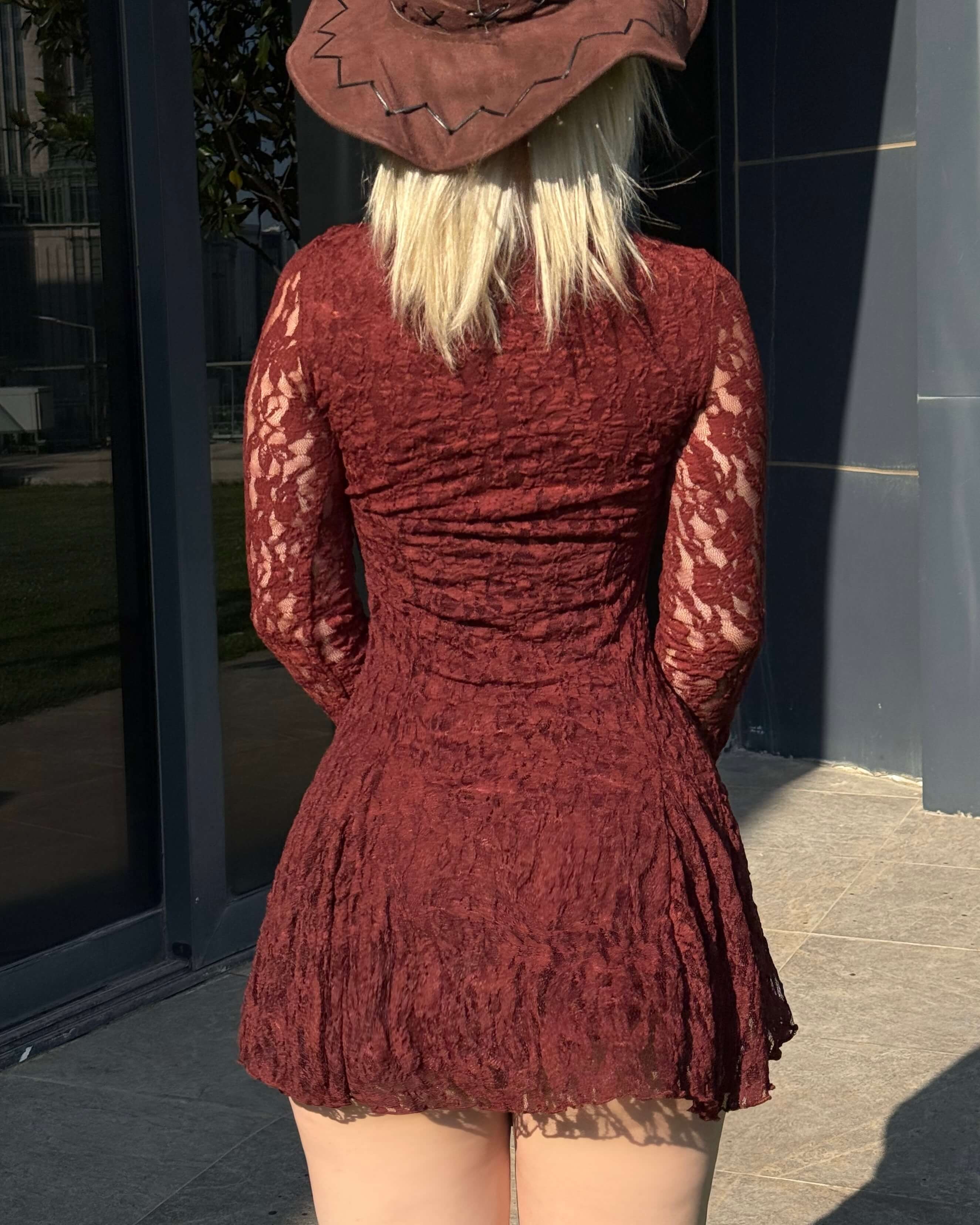 ROSYLN BROWN DANTEL V YAKA UZUN KOLLU ELBİSE