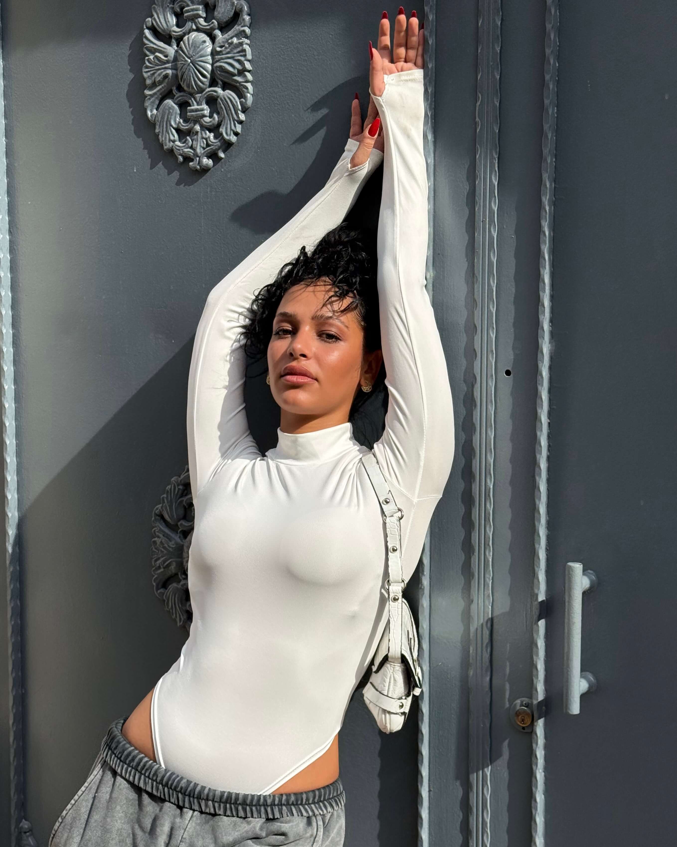 DİANA WHİTE BALIKÇI YAKA PARMAK GEÇİRMELİ BODYSUİT 
