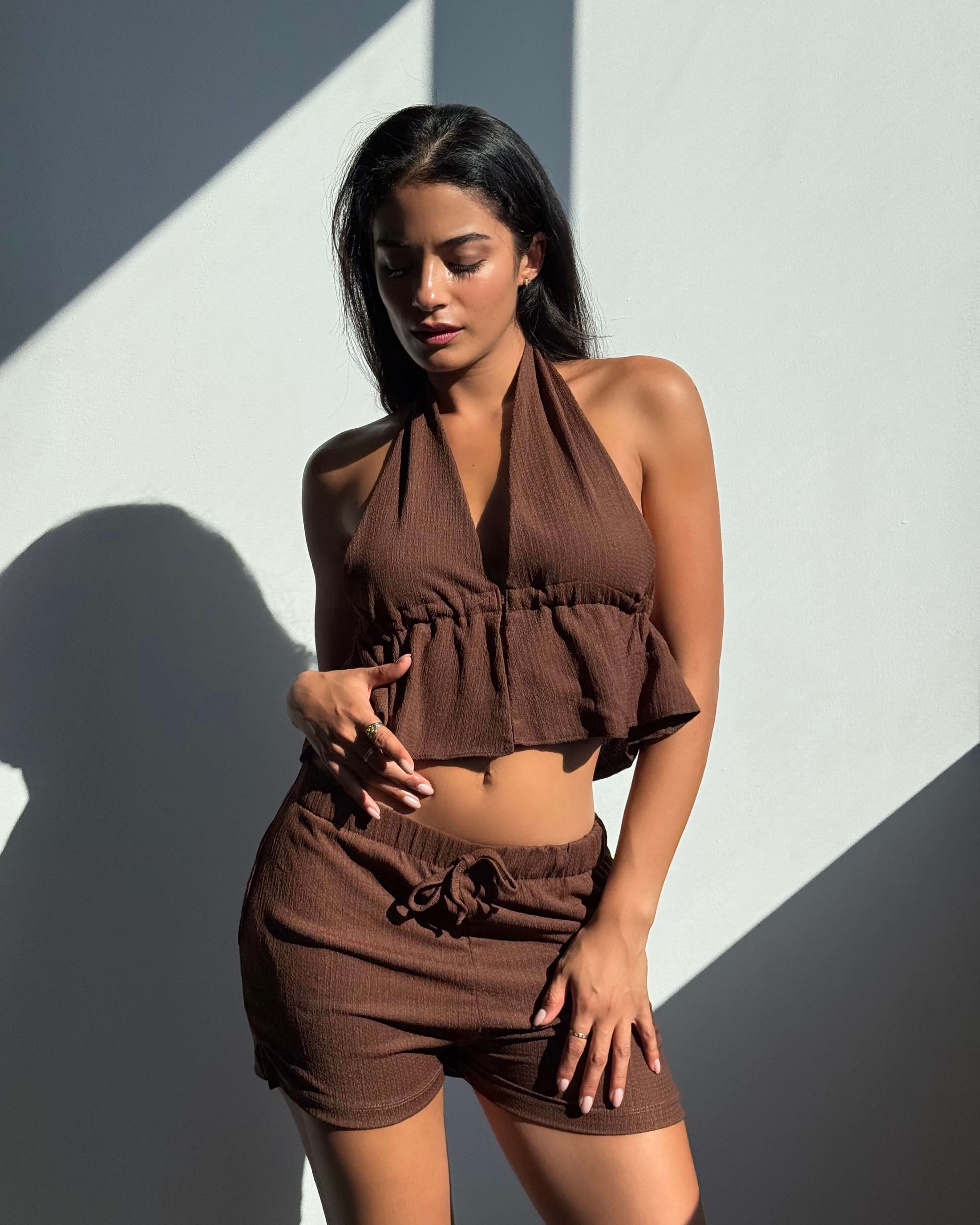 MEWHEN BROWN BOYUNDAN GEÇİRMELİ CROP ŞORT TAKIM