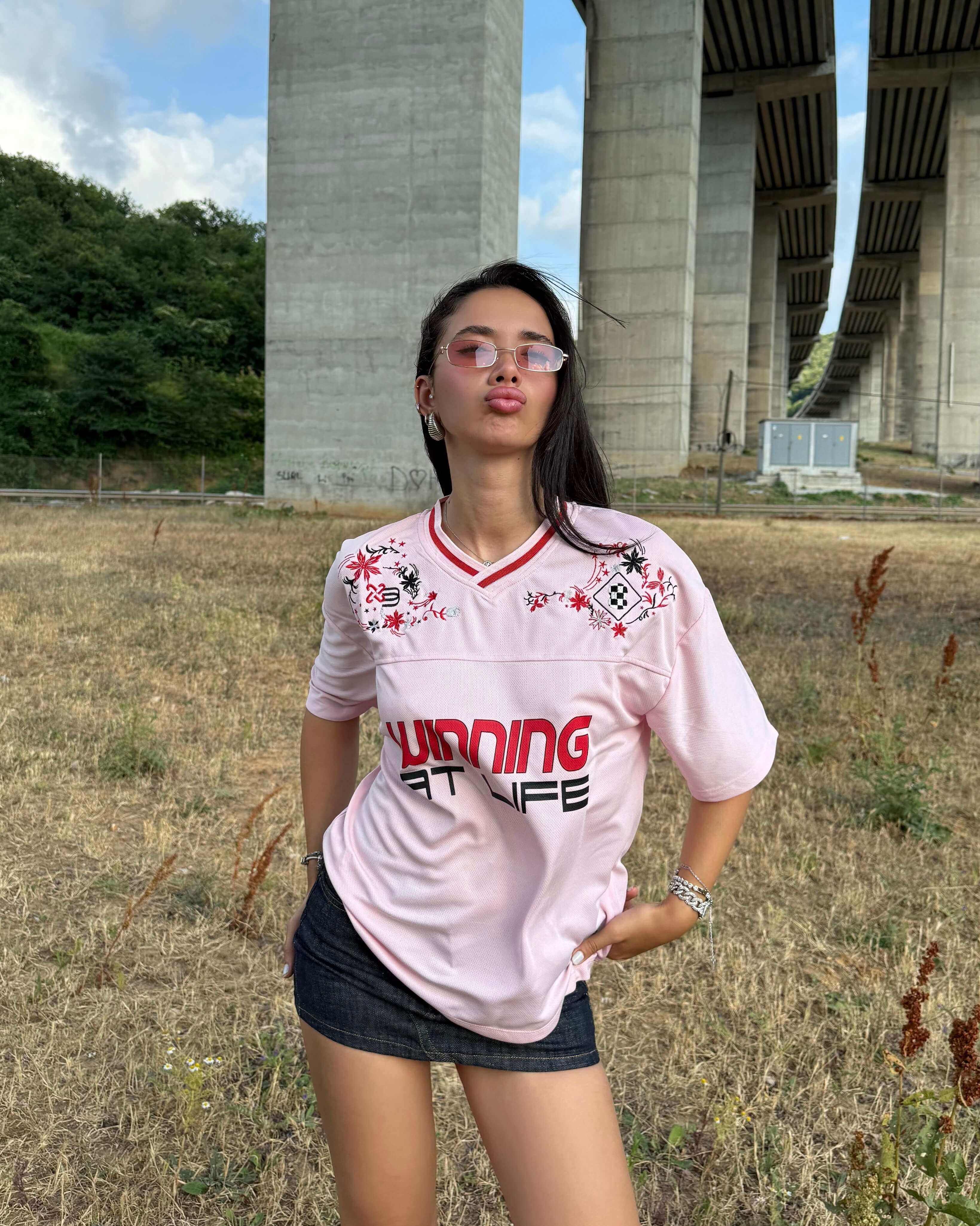 AZKA PINK NAKIŞ DETAY V YAKA T-SHIRT
