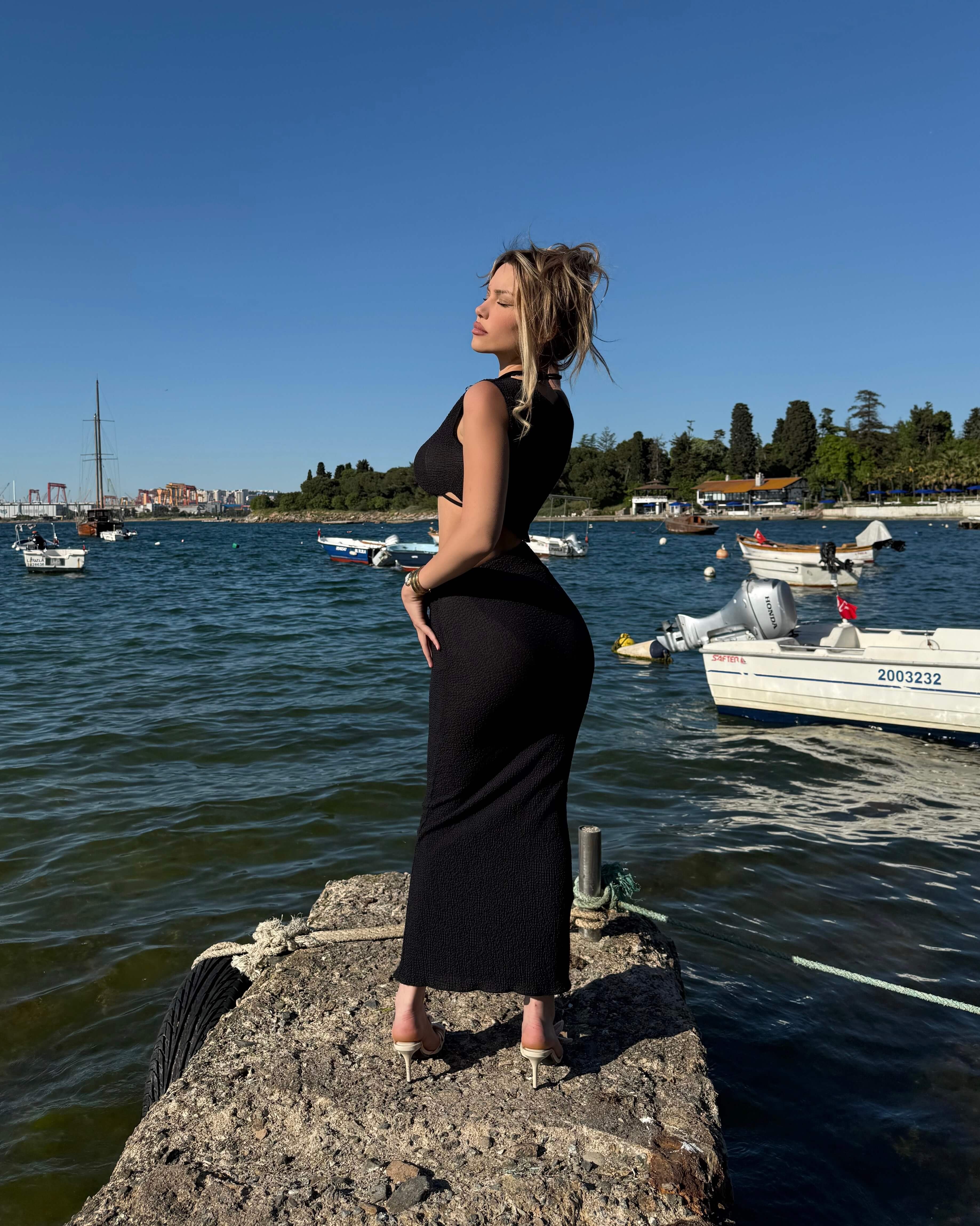 LUXE BLACK YAN BEL YIRTMAÇ DETAY GOFRE ELBİSE