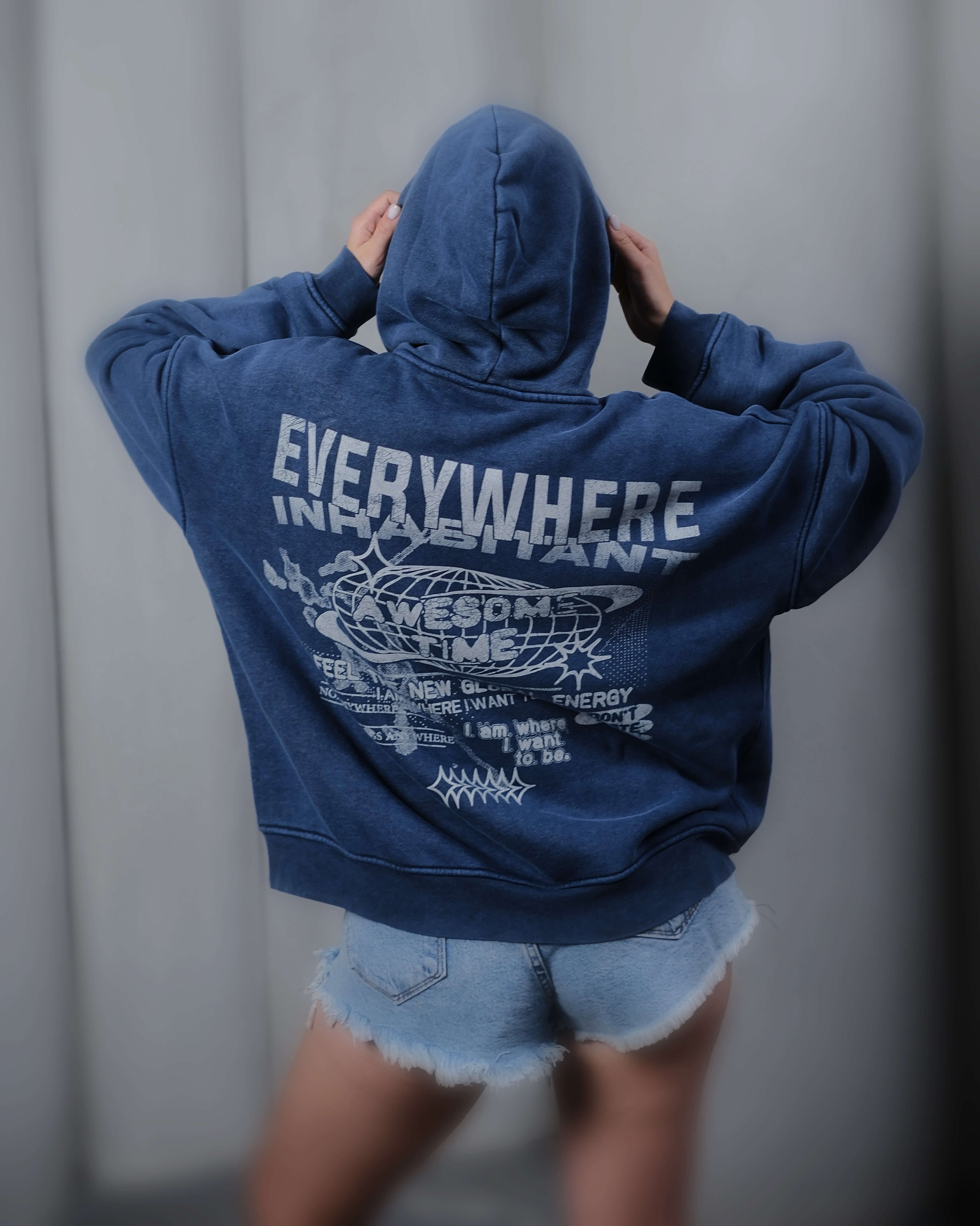 EVERYWHERE BLUE YAZI DETAYLI KAPÜŞONLU SWEATSHİRT 