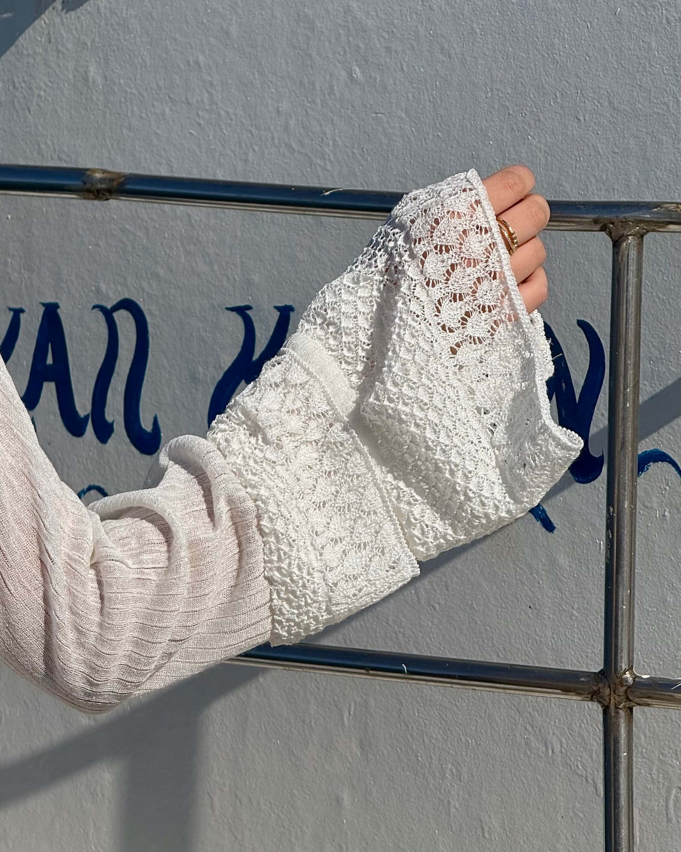 PARIAH WHITE KOLU GÜPÜR DETAYLI TRİKO CROP HIRKA