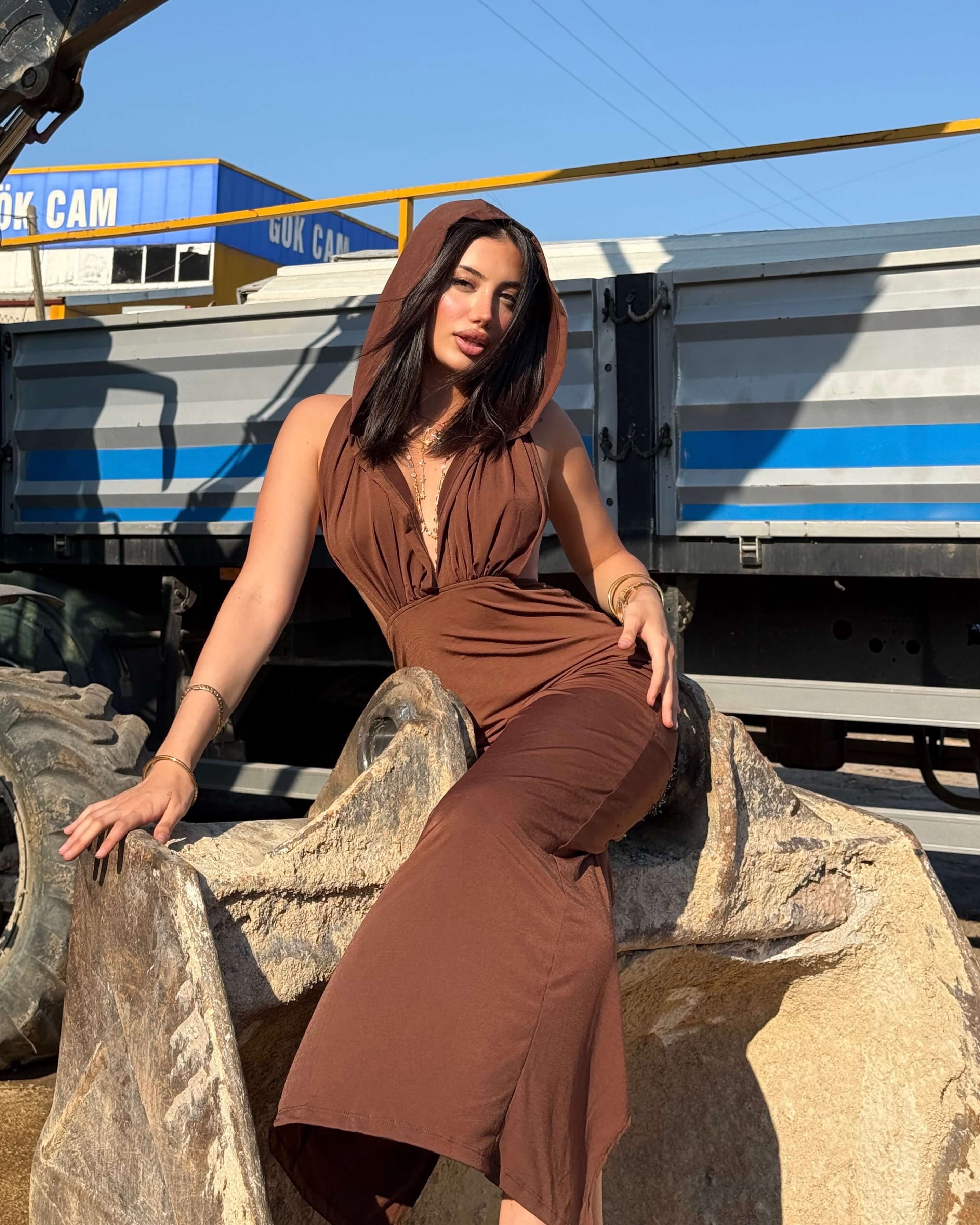PEERL BROWN SIRTI AÇIK KAPÜŞONLU ELBİSE