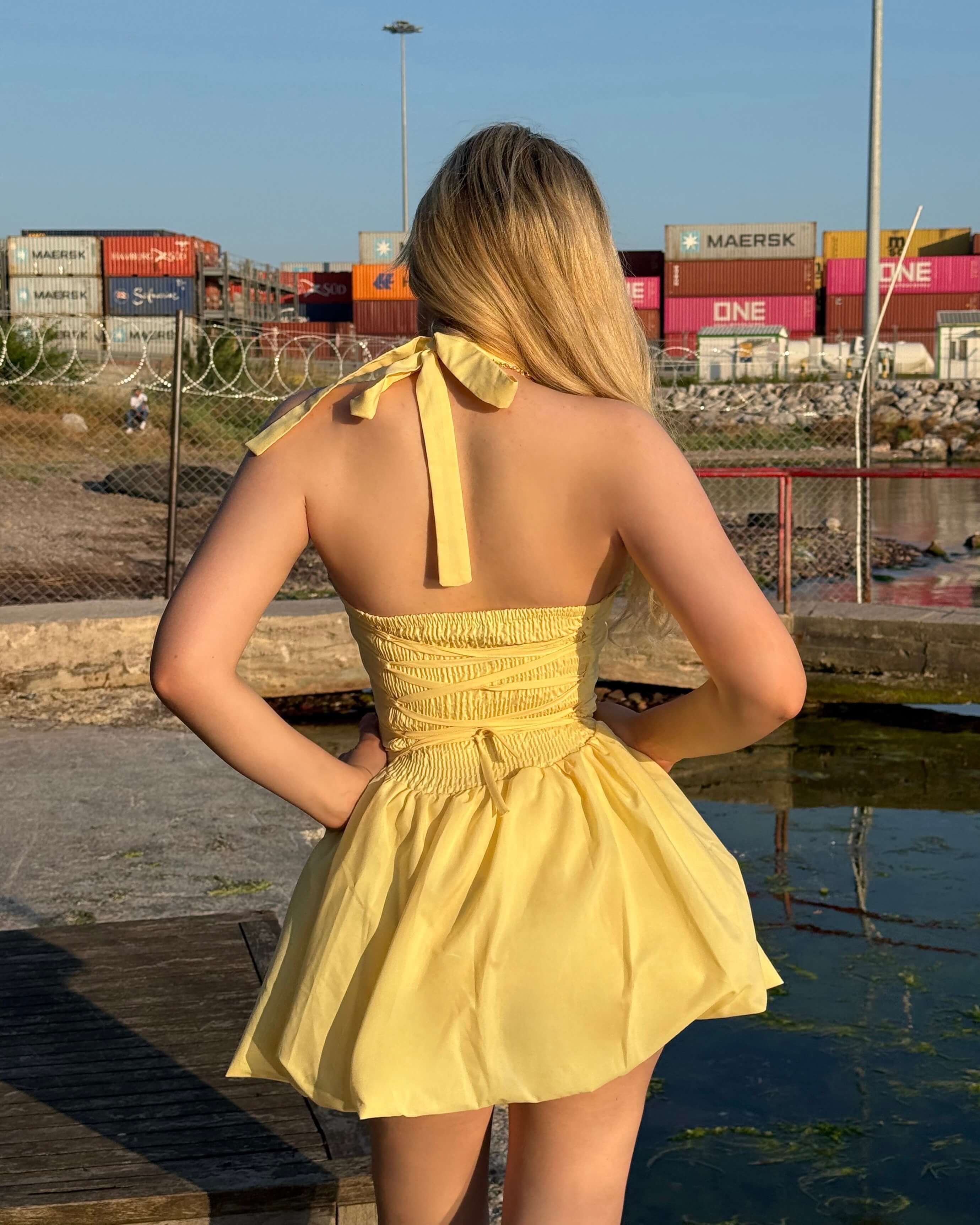 VETHA YELLOW SIRT LSTİK DETAY BOYUNDAN BAĞLAMALI ELBİSE 