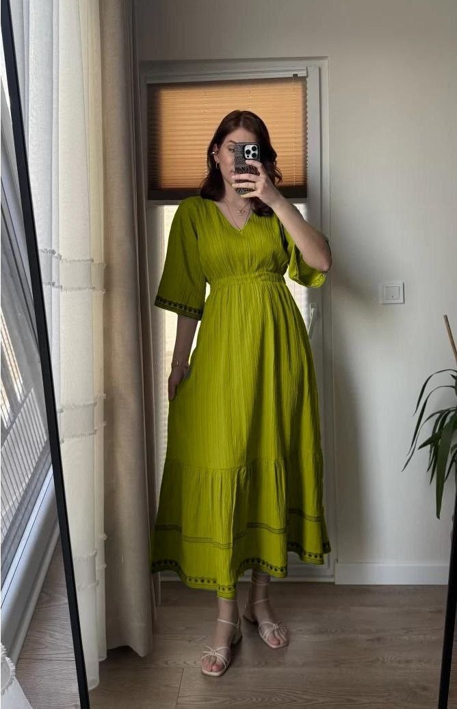 NAKIŞ DETAYLI BELİ LASTİKLİ ELBİSE