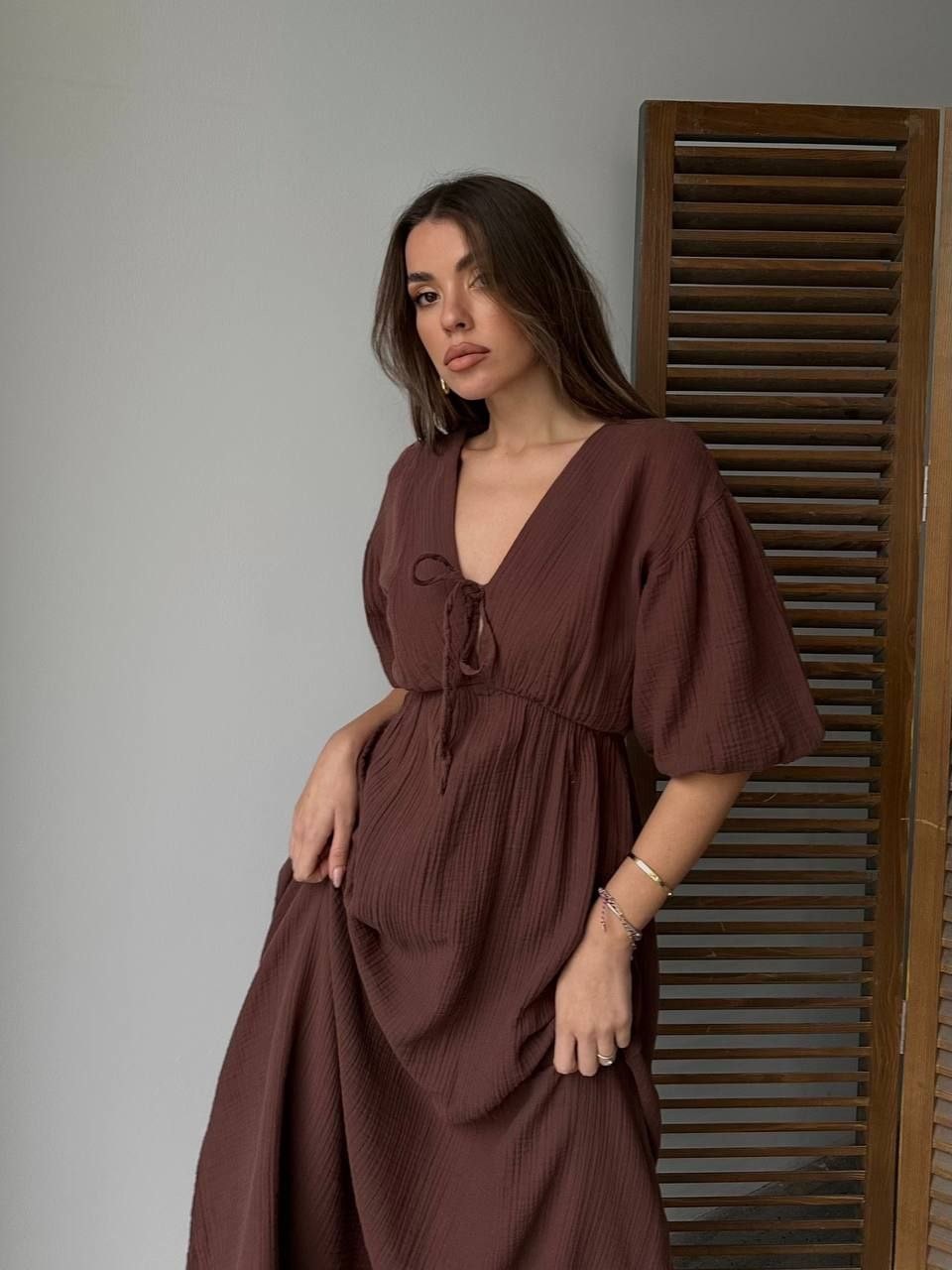 V YAKA BELİ LASTİKLİ KISA KOL MİDİ ELBİSE