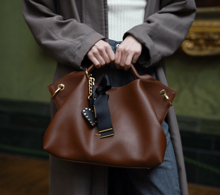 How to Wear a Women's Shoulder Bag?