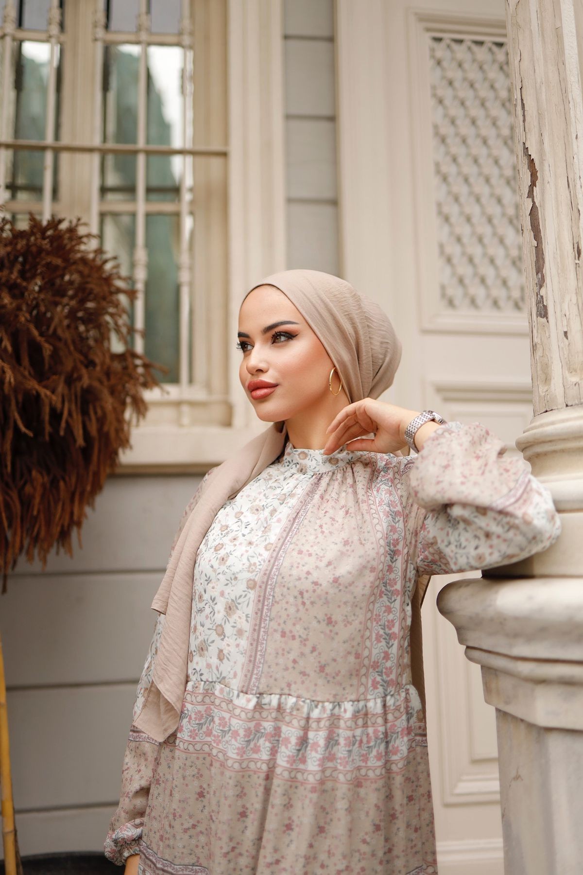 YÖNLÜ ÇİNGENE ŞİFON ELBİSE