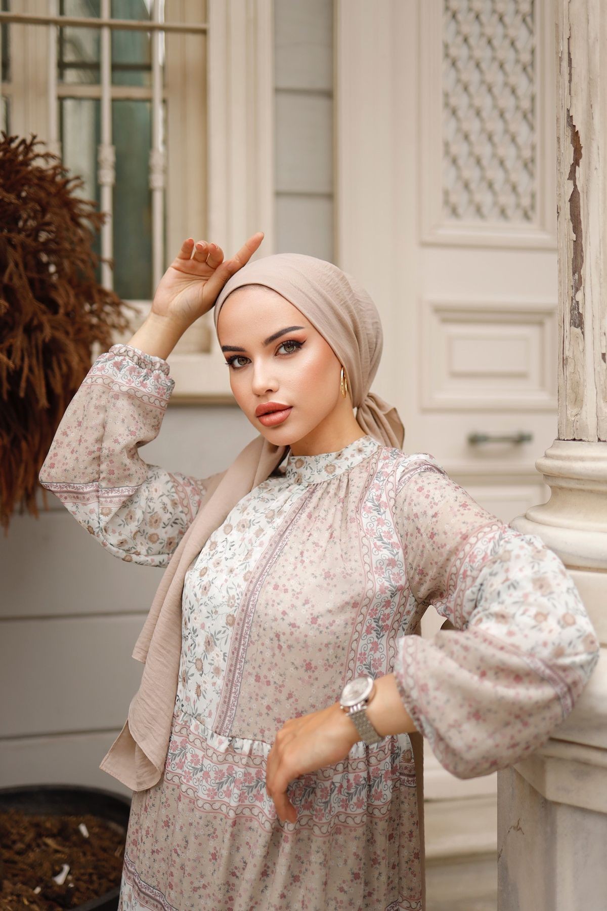 YÖNLÜ ÇİNGENE ŞİFON ELBİSE
