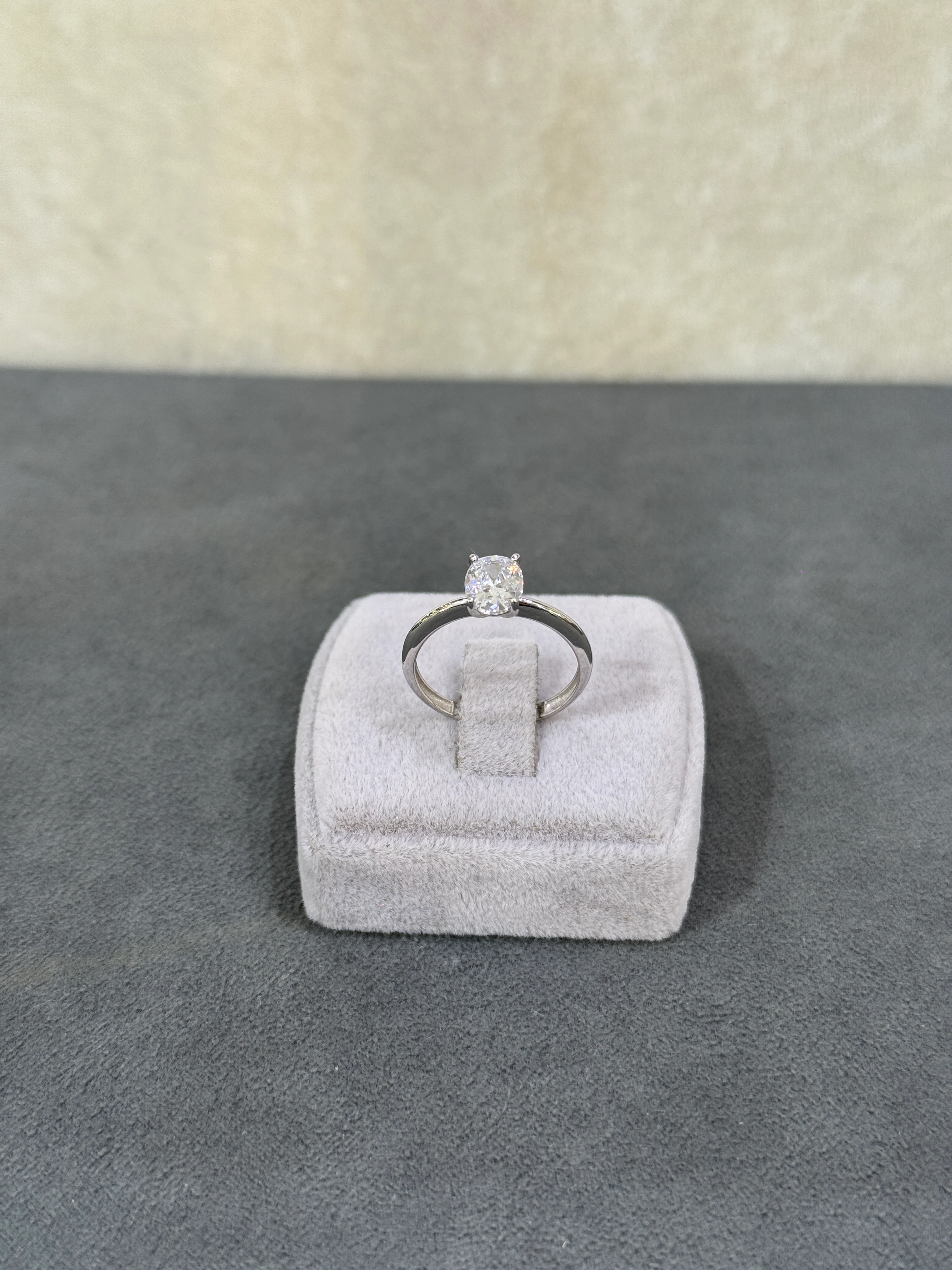 8 AYAR BEYAZ ALTIN BAGET TAŞLI YÜZÜK