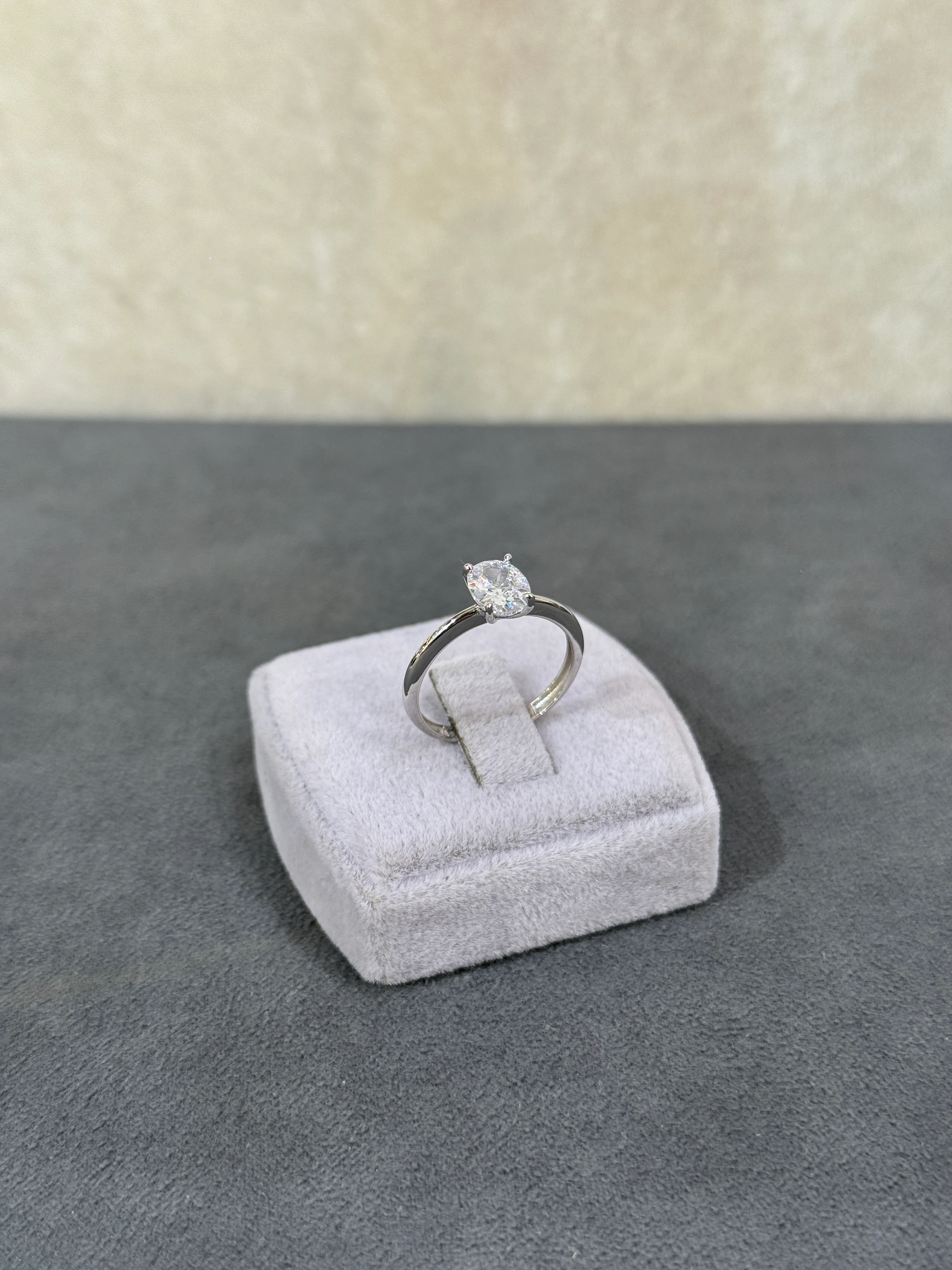 8 AYAR BEYAZ ALTIN BAGET TAŞLI YÜZÜK