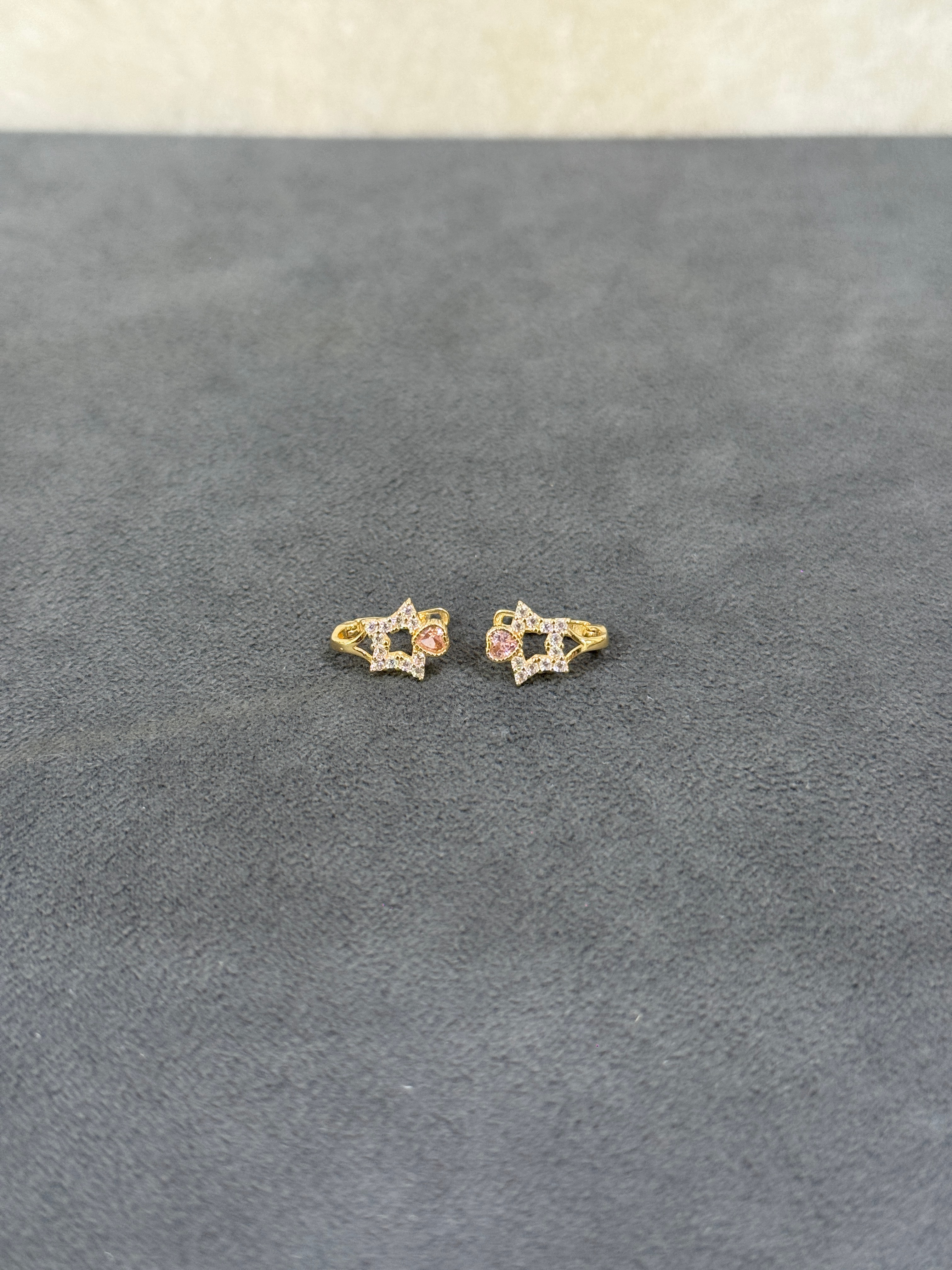 8 AYAR ALTIN PEMBE TAŞLI YILDIZ MODEL ÇOCUK KÜPESİ