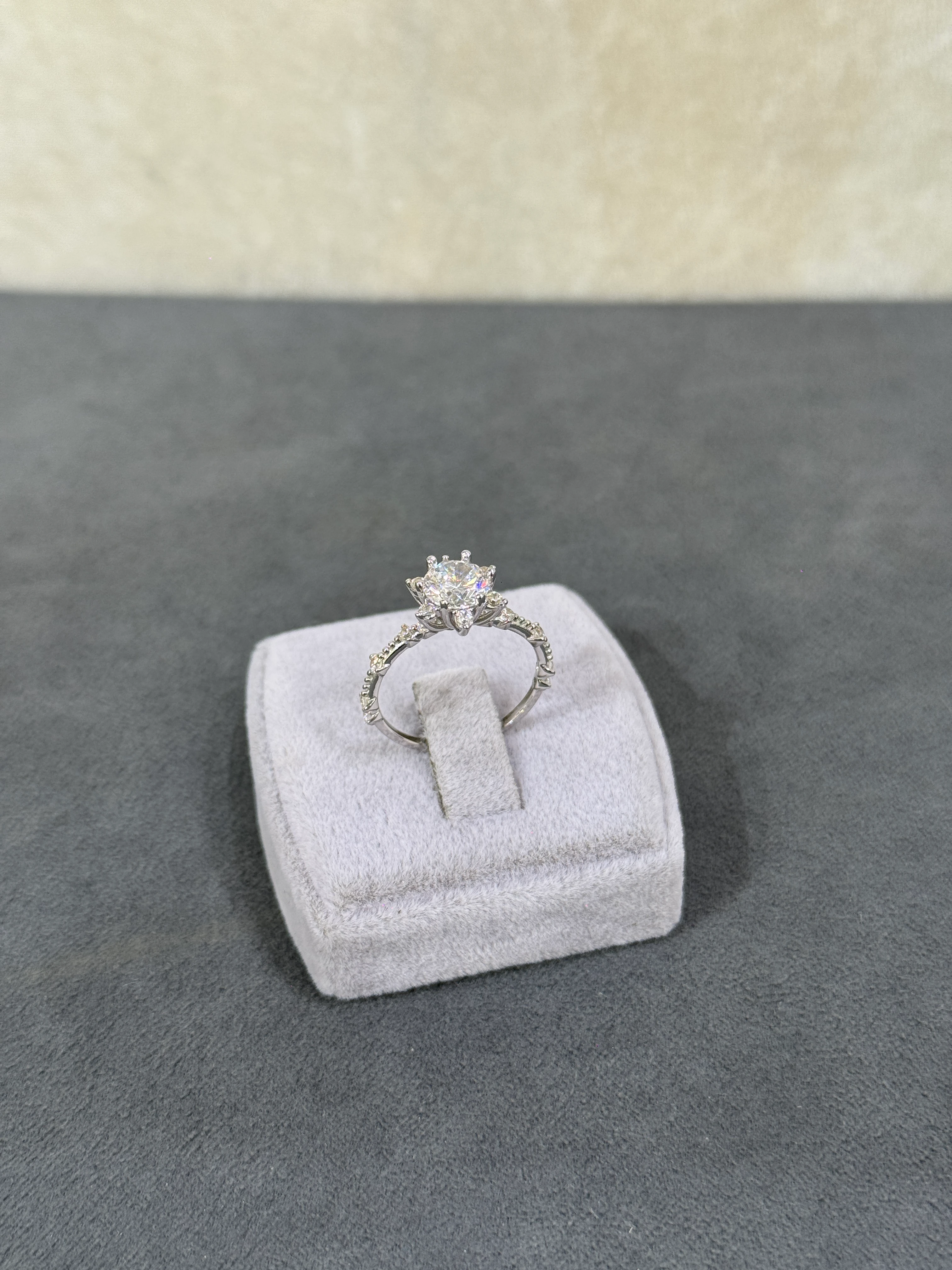 8 AYAR BEYAZ ALTIN LOTUS YÜZÜK