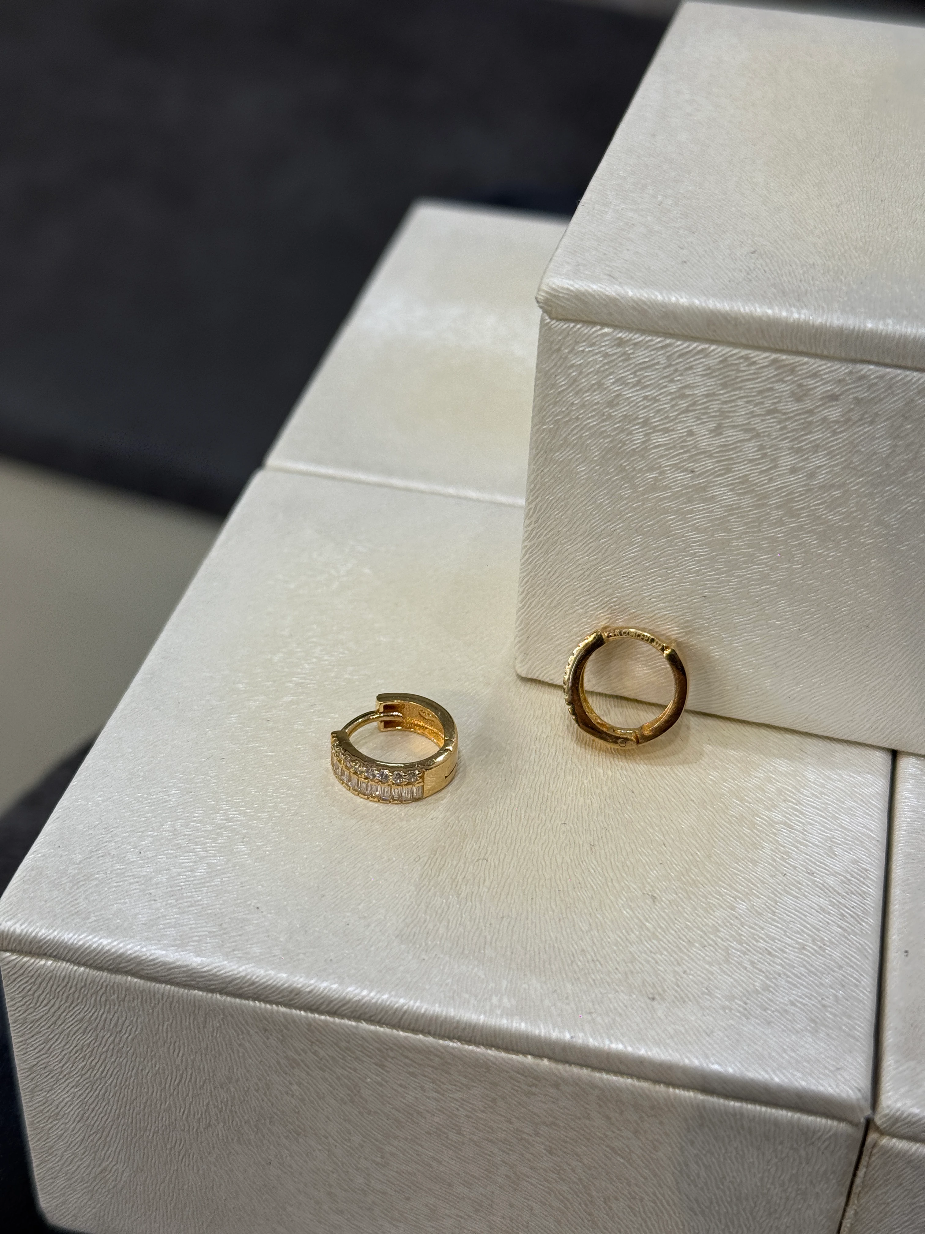 8 AYAR ALTIN BAGET TAŞLI HALKA KÜPE