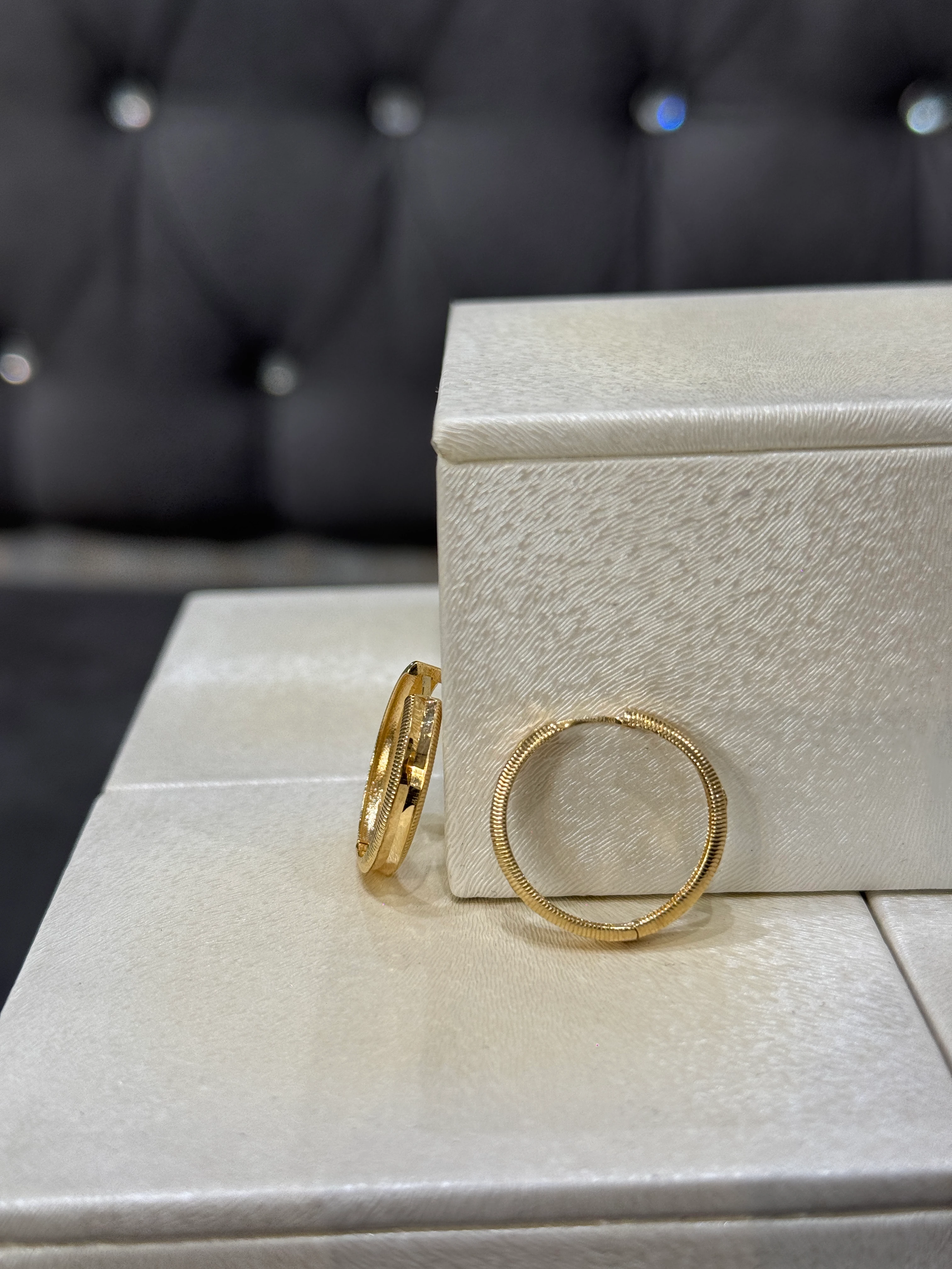 8 AYAR ALTIN MAT DETAYLI GİZLİ KİLİT AJDA HALKA KÜPE (büyük boy)