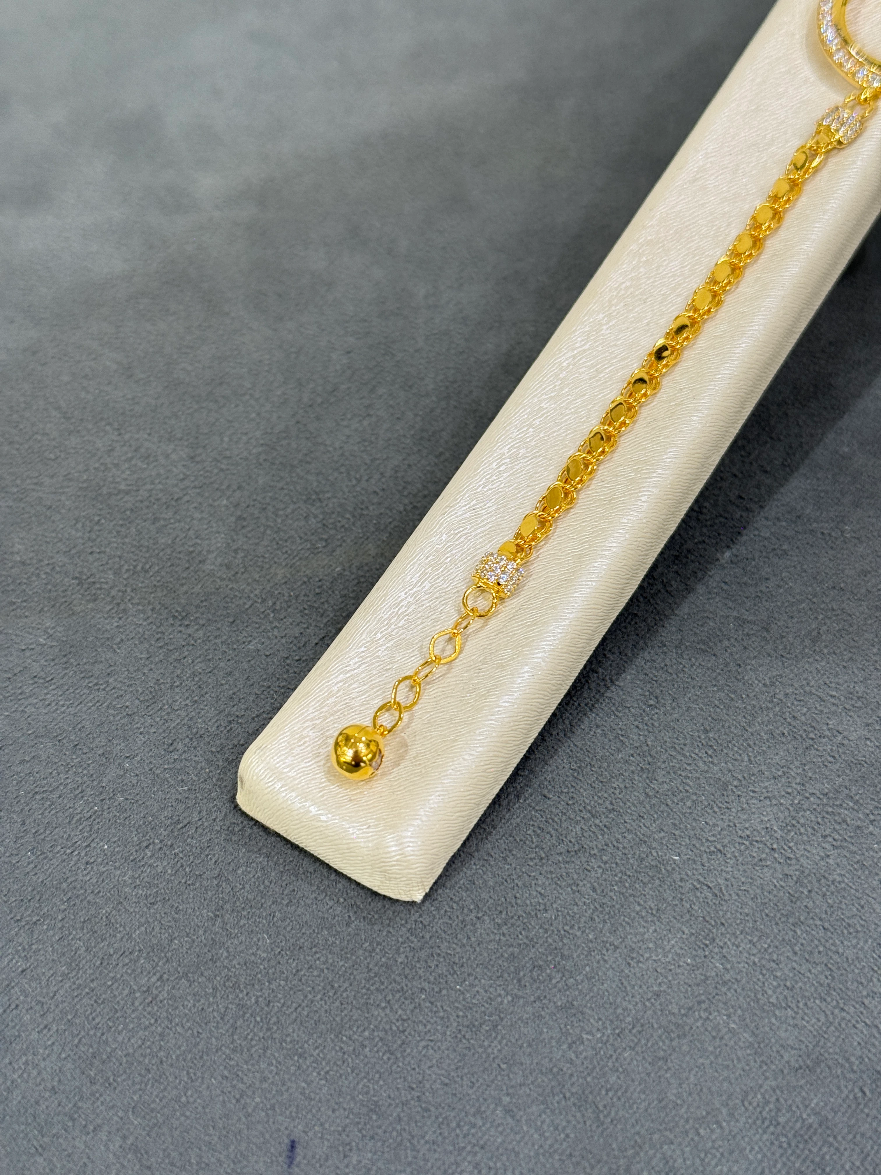 8 AYAR ALTIN PULLU ZİNCİRLİ ÇEYREKLİK BİLEKLİK