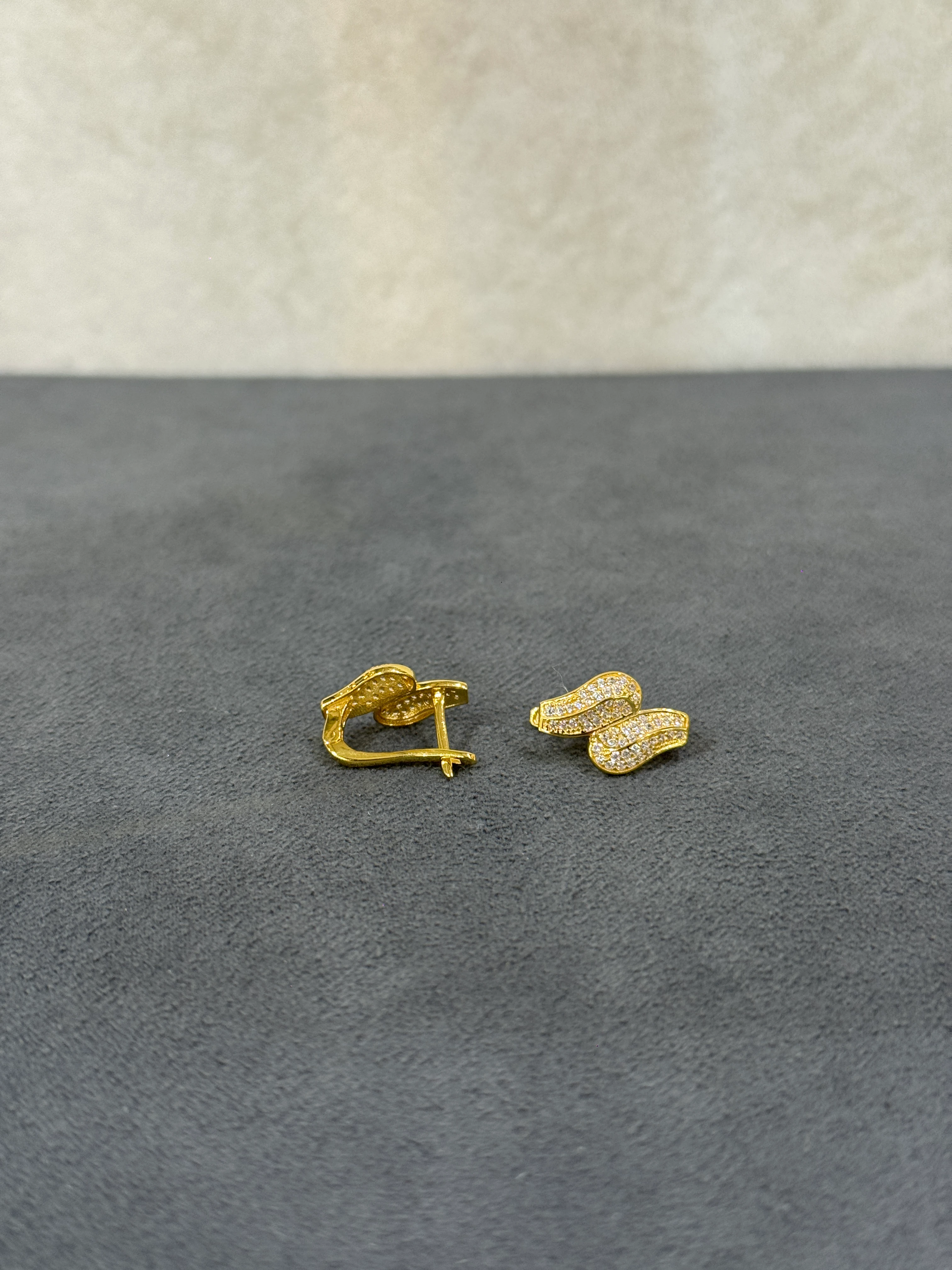 8 Ayar Altın Taşlı J Küpe