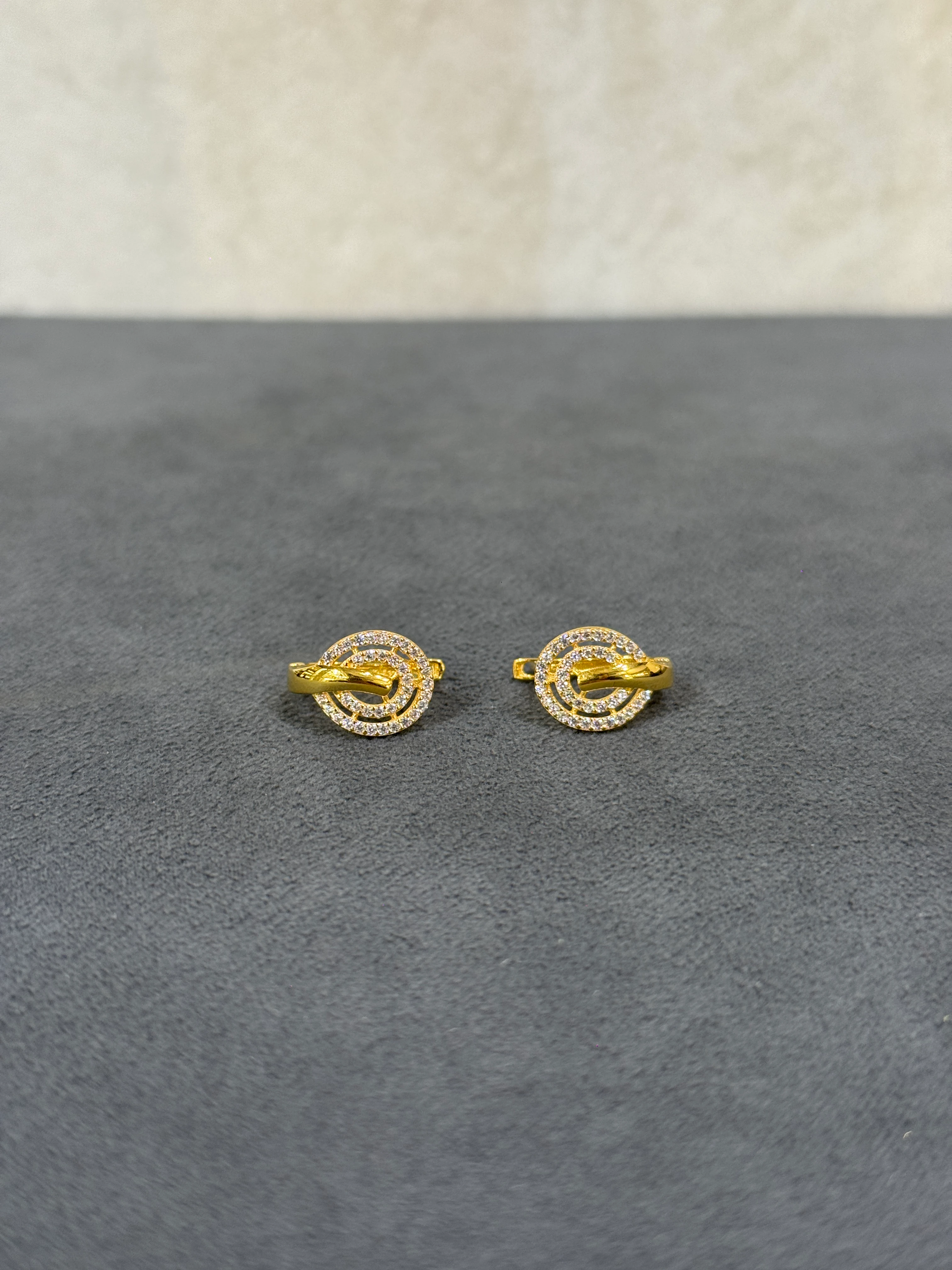 8 AYAR ALTIN TAŞLI J KÜPE