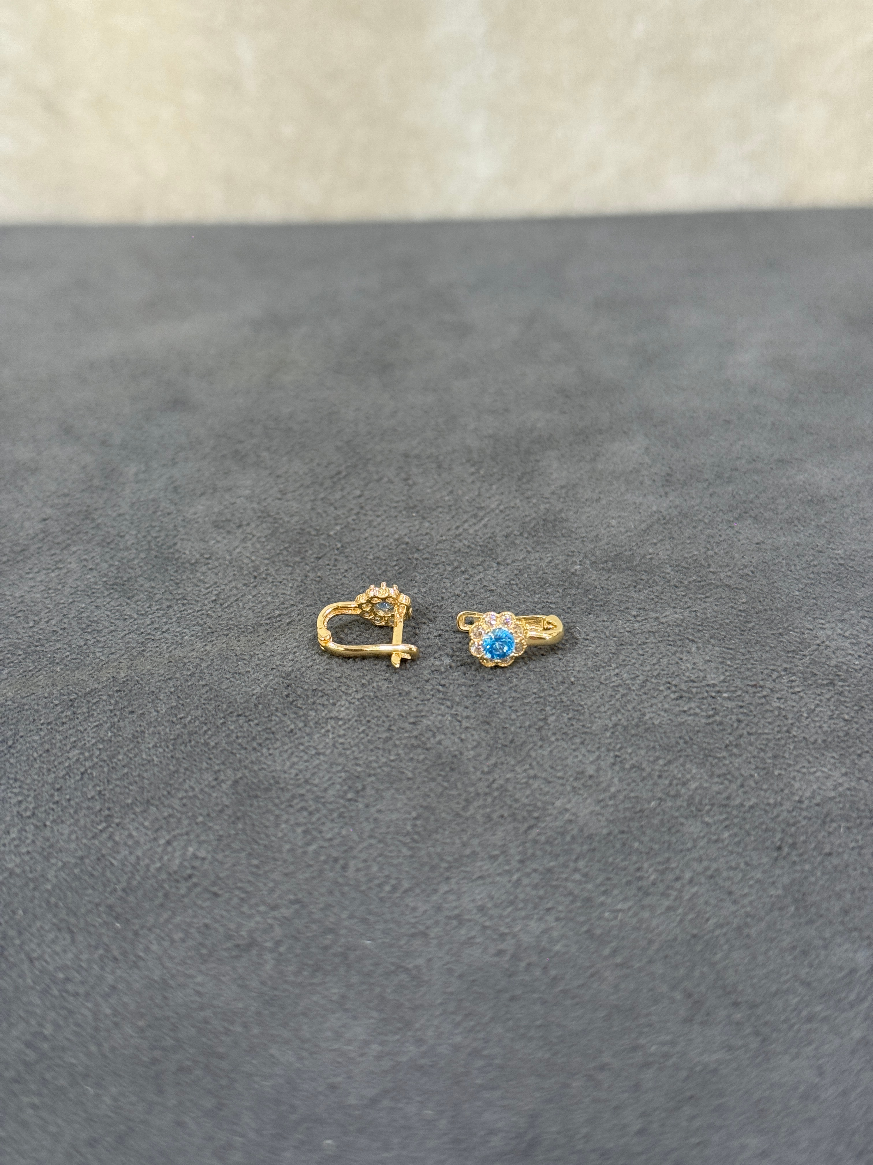 8 AYAR ALTIN MAVİ TAŞI ÇİÇEKLİ ÇOCUK KÜPESİ