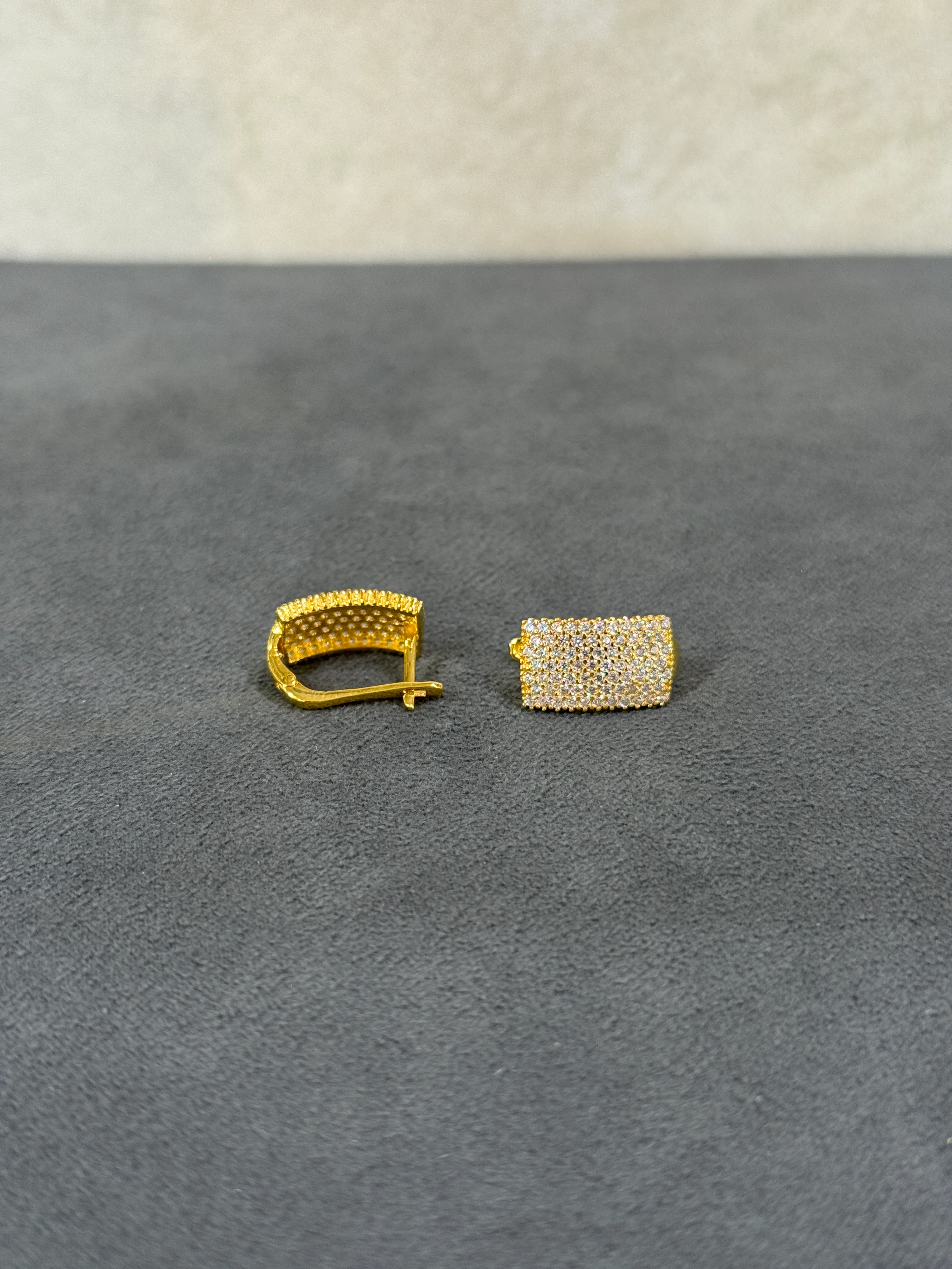 8 AYAR ALTIN SU YOLU TAŞLI J KÜPE