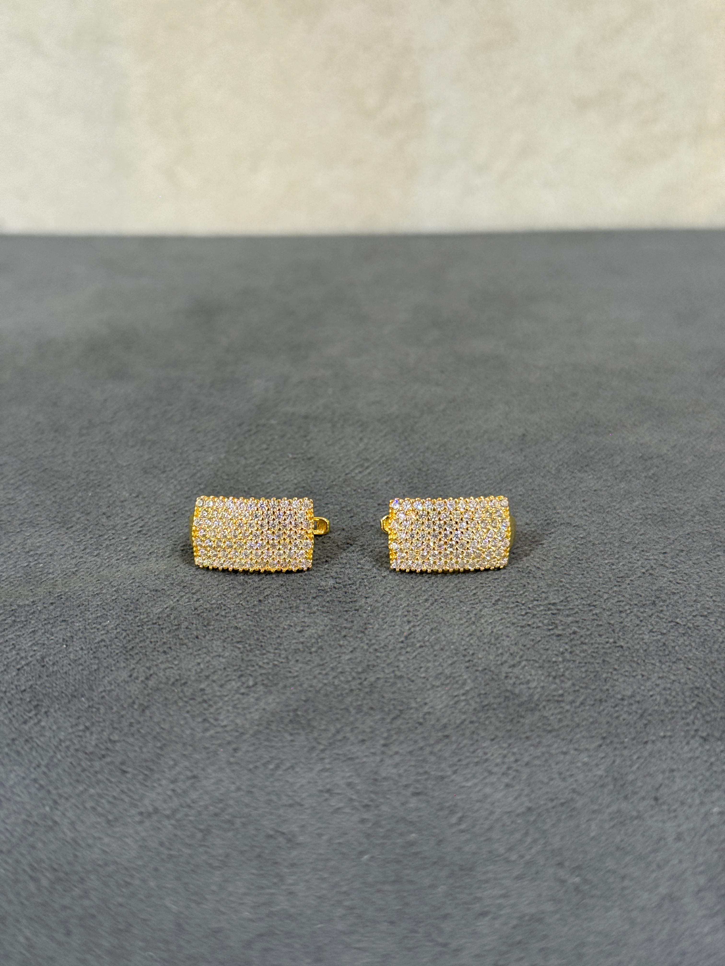 8 AYAR ALTIN SU YOLU TAŞLI J KÜPE