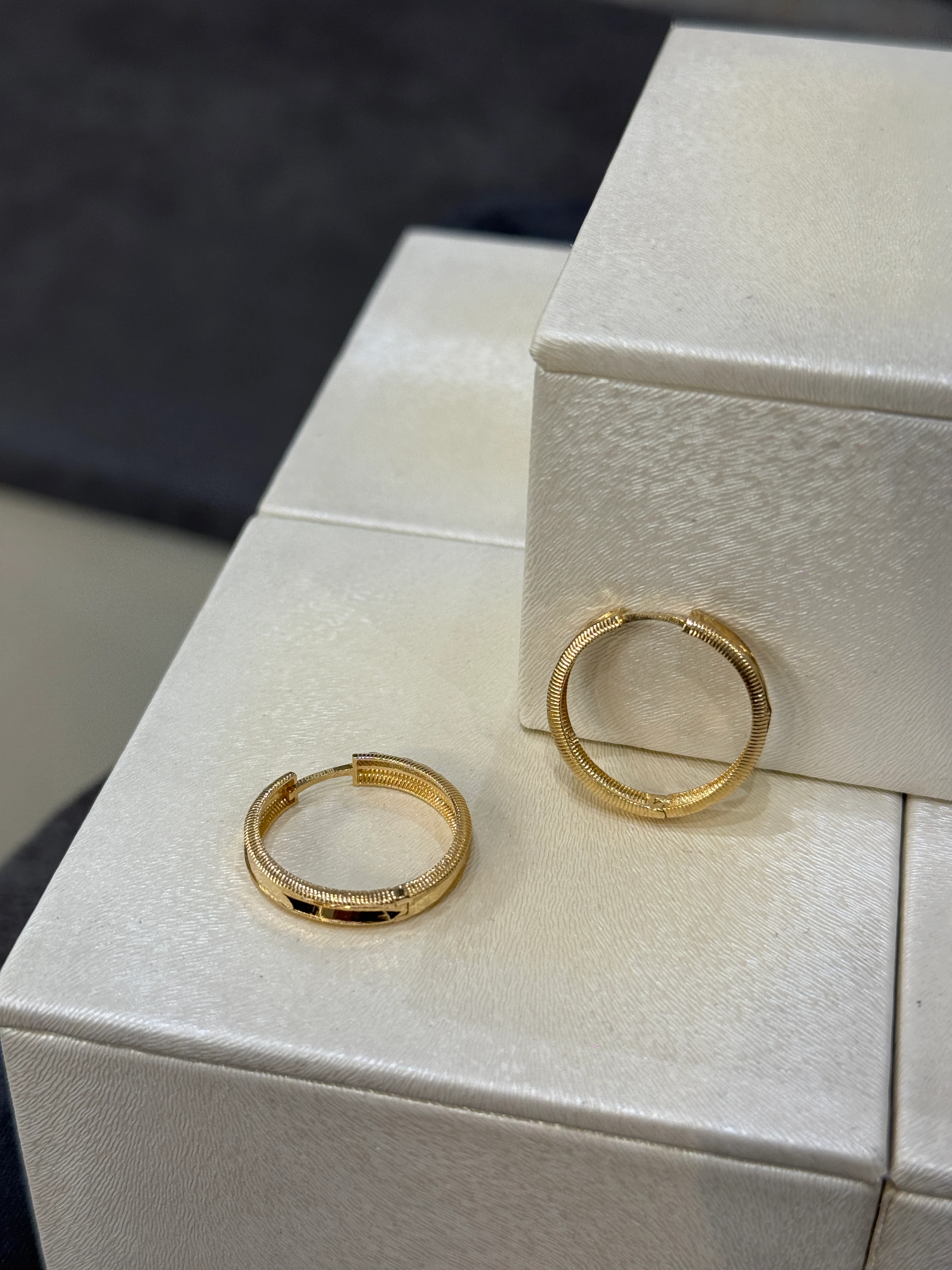 8 AYAR ALTIN MAT DETAYLI GİZLİ KİLİT AJDA HALKA KÜPE (büyük boy)