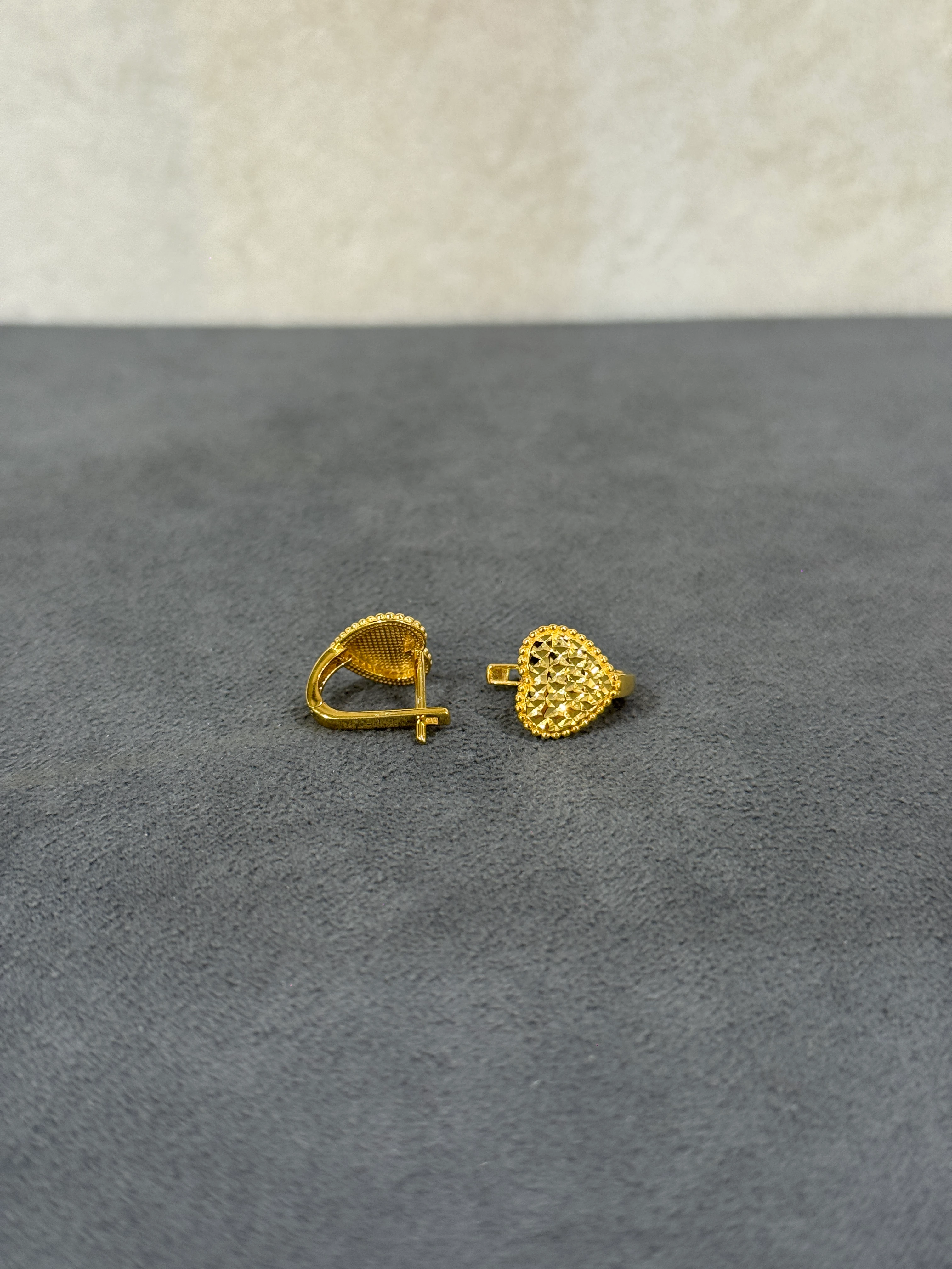 8 Ayar Kalpli J Küpe