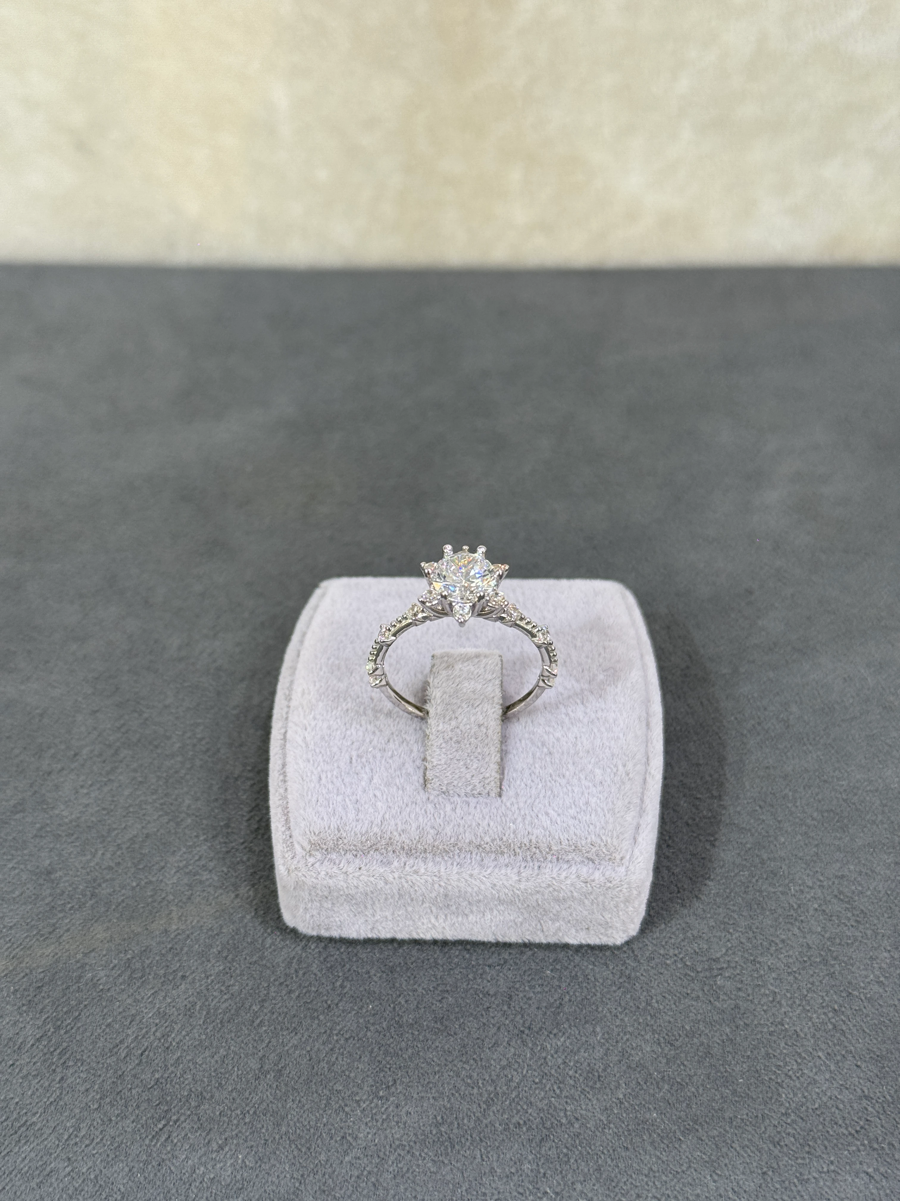 8 AYAR BEYAZ ALTIN LOTUS YÜZÜK