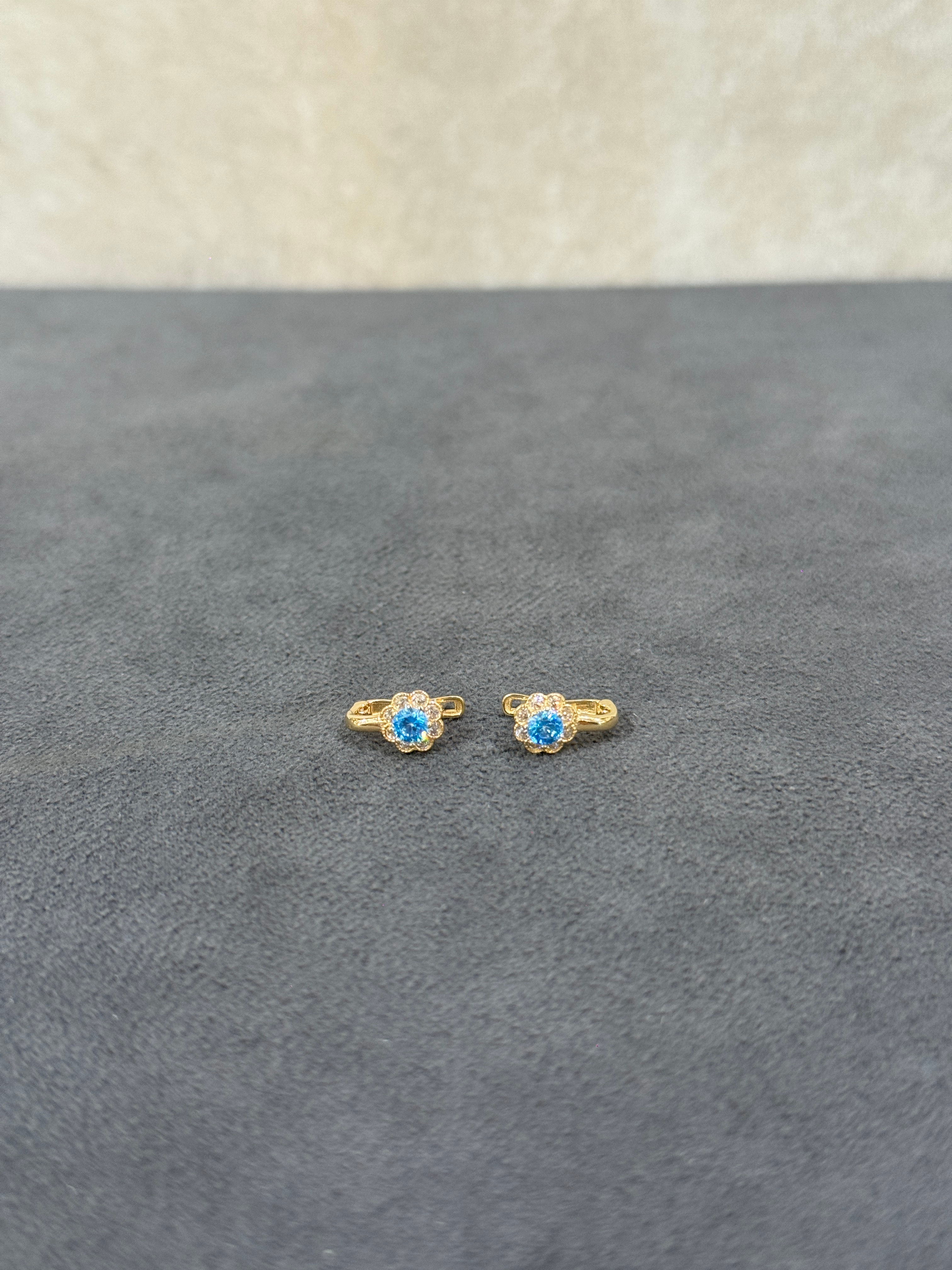 8 AYAR ALTIN MAVİ TAŞI ÇİÇEKLİ ÇOCUK KÜPESİ