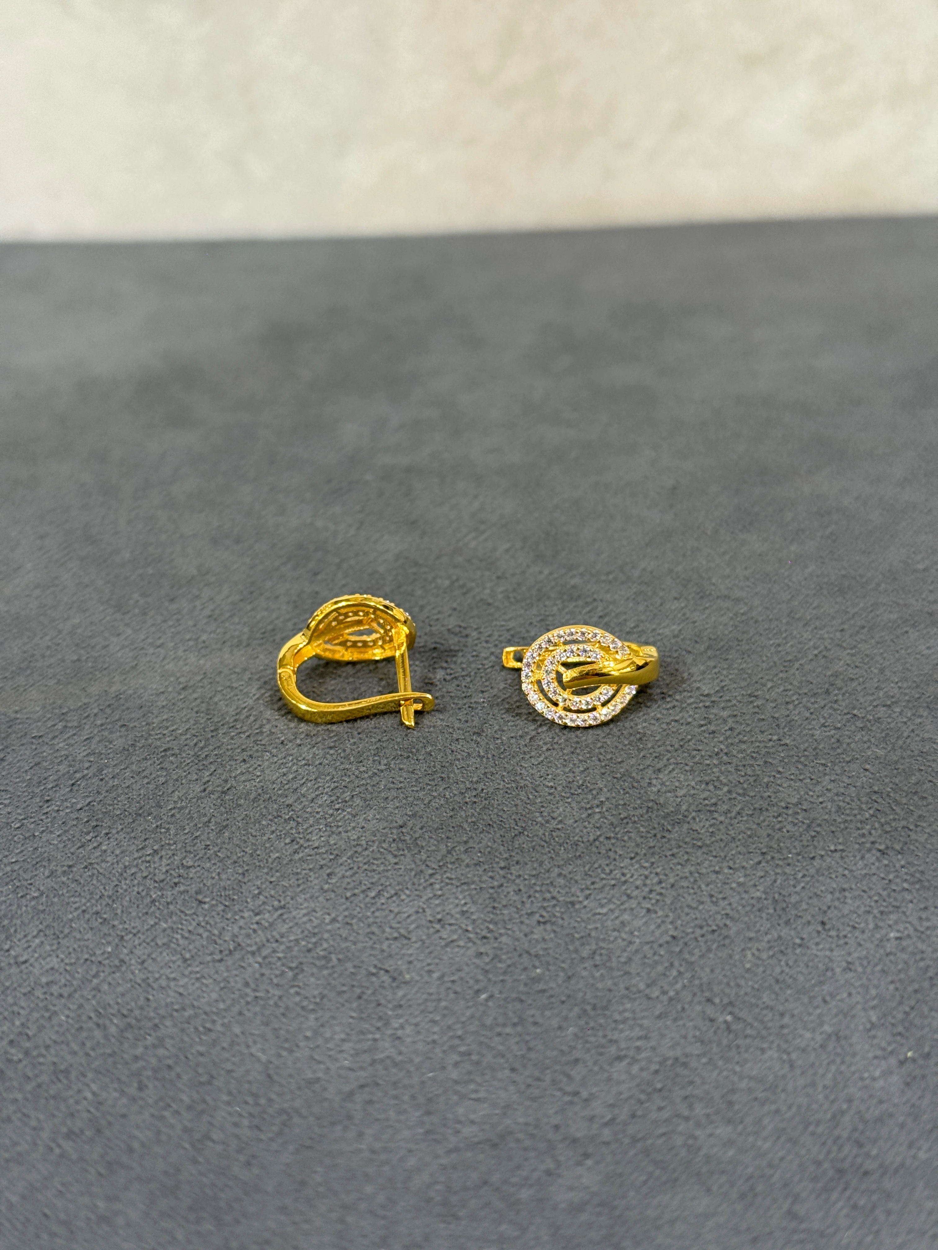 8 AYAR ALTIN TAŞLI J KÜPE